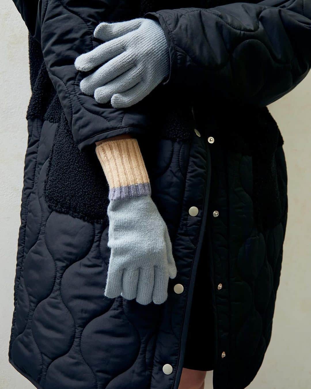 Lattice LesSignesさんのインスタグラム写真 - (Lattice LesSignesInstagram)「【見返すには保存がおすすめ！】 あたたかいニット素材のグローブが登場！ 親指と人差し指の指先にあるホールディテールが 特徴の手袋🧤 ホールディテールを活用してスマホの操作が可能◎ 寒い冬に暖かく実用性のあるアイテムです！  ニットグローブ ¥1200(税込¥1320)  オンラインストアは @lattice_lessignesの プロフィールのURLから。  ￣￣￣￣￣￣￣￣￣￣￣￣￣￣ #lattice #latticelessignes #ラティス#レシーニュ #冬コーデ #冬服コーデ #防寒コーデ #防寒グッズ #トレンド #スマホ操作も楽々 #寒い日コーデ #ニット手袋 #メンズもok #デイリー使い#防寒コーデ #スマホ操作可能 #スマホ操作できる #スマホ操作できる手袋 #コーデ#WEB先行#あったかコーデ#手袋女子 #冬がはじまるよ #防寒#ニットグローブ #手袋#冬ファッション #秋物コーデ#秋コーデ #お出掛けコーデ」11月14日 19時00分 - lattice_lessignes