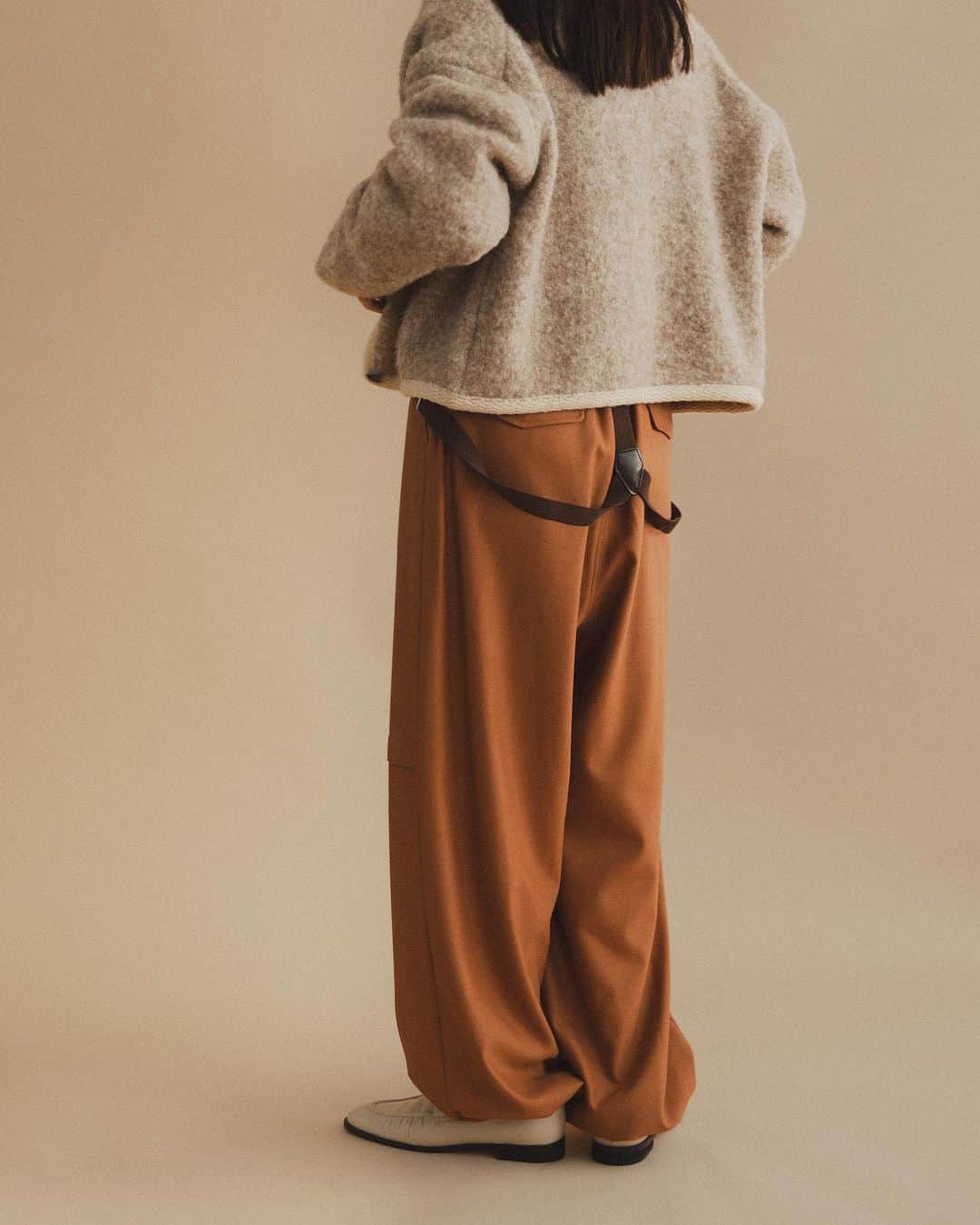 のインスタグラム：「0 × ones 2023 Fall＆Winter　  SEASON THEME ～MELANGE～ ―フランス語の＜mélangeメランジェ＞を語源とする＜混ぜ合わせたもの＞という意味―   自由奔放な発想で混ざり合うジェンダーフルイドな時代 今シーズンの＜ゼロバイワンズ＞は、トラディショナルマインドを大切に再解釈しながら、エイジレスで遊び心あるアーバンカジュアルを提案します。  #ships #shipswomen #0×ones #coordinate #23fw #シップス #シップスウィメン #ゼロバイワンズ @ships_official」