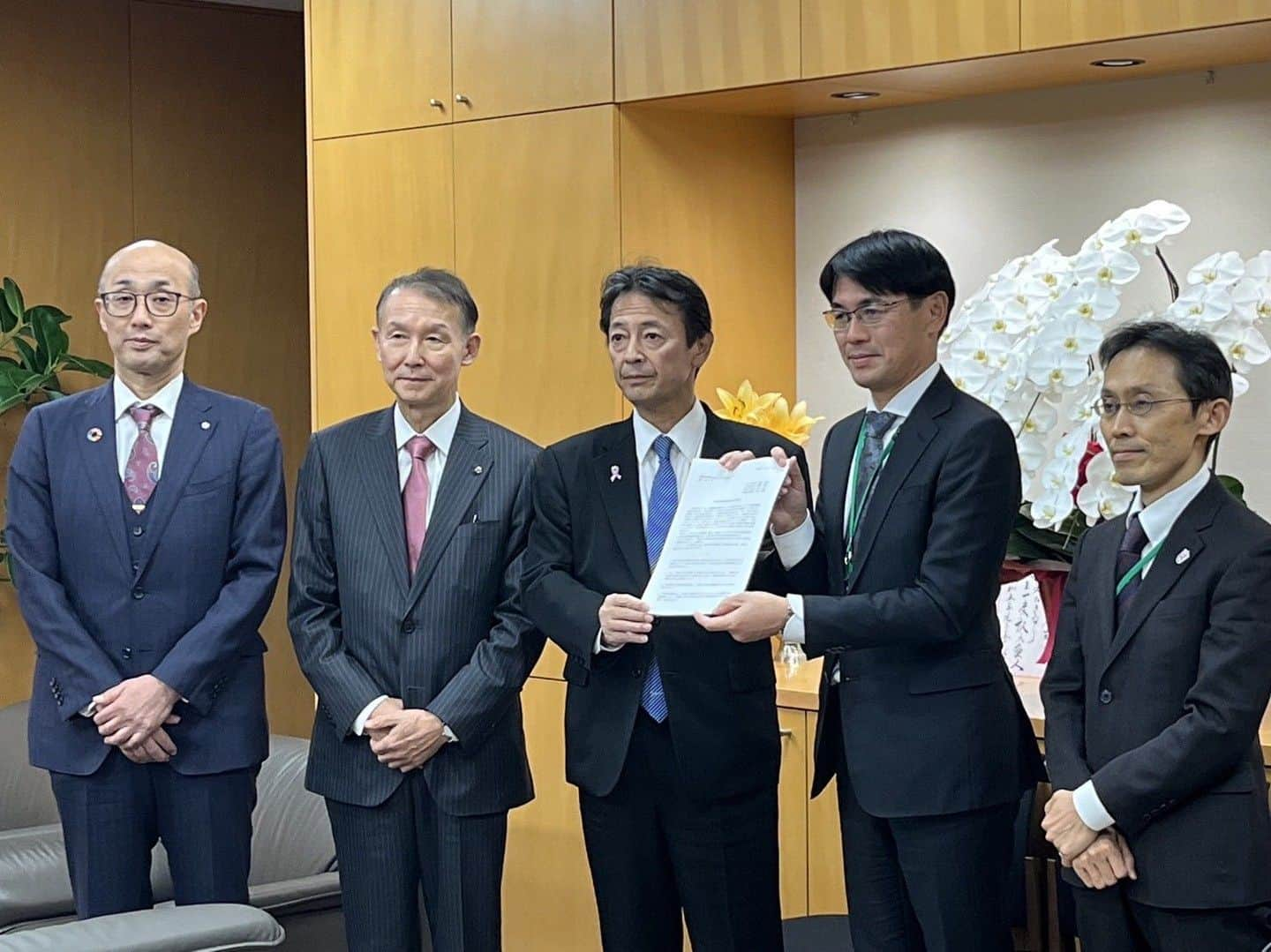 きいちゃんのインスタグラム：「【知事活動報告】 首相官邸での全国知事会議終了後、加藤鮎子内閣府特命担当大臣への「保育士の処遇改善要望」を奈良、和歌山、埼玉、千葉4県で共同で提出。工藤彰三副大臣に受け取っていただきました。大阪や東京は公定価格の地域区分が高く設定されており、近隣の地域区分の低い県は人材確保が困難です。「異次元の子育て支援」として、公平な地域区分の設定と公定価格の人件費部分の明確化をお願いしました。  #和歌山県 #保育士 #子育て支援」