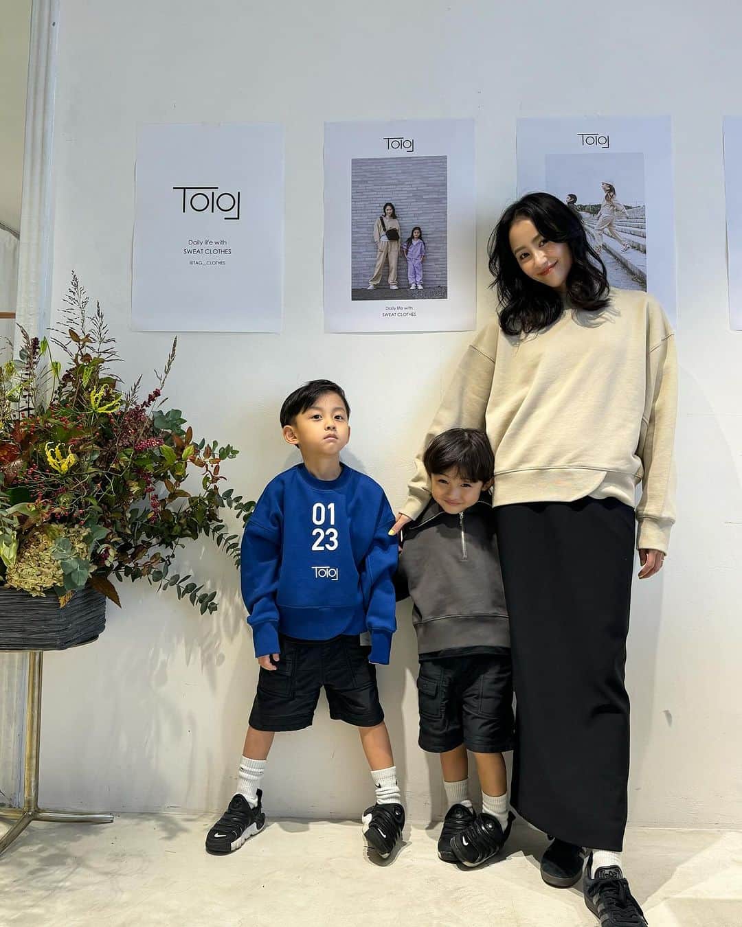 Rienaのインスタグラム：「・ モデルを務めさせていただいた @tag___clothes   スウェット届くの楽しみだなー✨ 展示会では、 家族でお菓子をぽりぽりいただきーのまったりしていました😂🤭  ありがとうございました🫶🏻  #Riena#展示会」