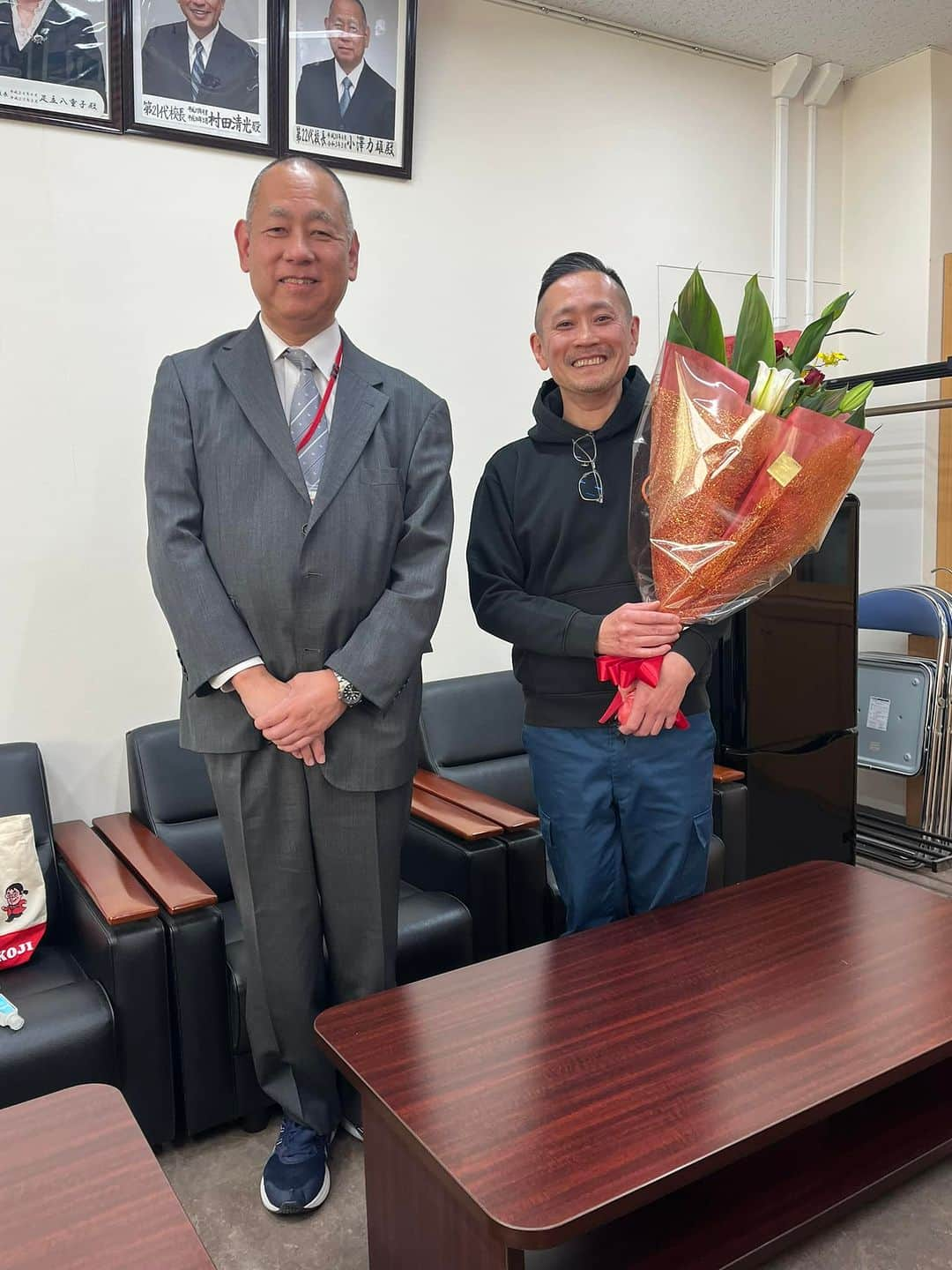 森田釣竿さんのインスタグラム写真 - (森田釣竿Instagram)「恩師 小澤力雄先生と。先生の教え子だったことは人生の誇り。今の自分があるのは先生のおかげです。小澤先生、ありがとうござい鱒た。今日という日を決して忘れません。最後に浦安中学校の皆さん、一日一日を大切に、そして、先生も友達も大切にしてください。あとは好きに生きる！を貫くのみ。応援して鱒📣」11月14日 17時55分 - tsurizaomorita3710