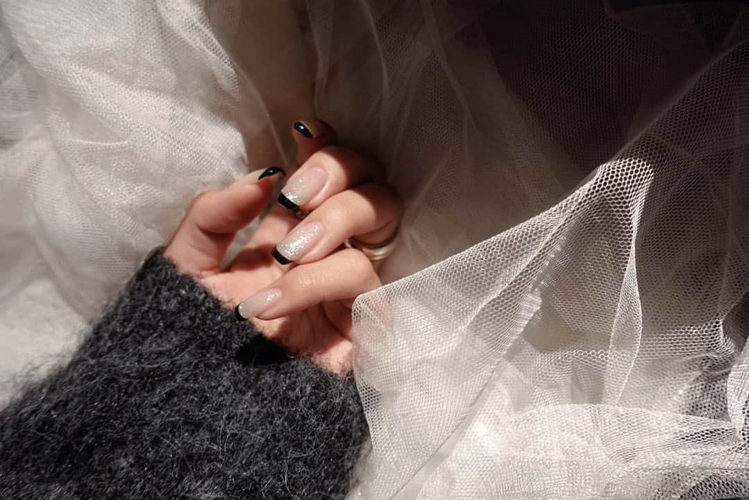 池田有里紗のインスタグラム：「Black French. 🖤  ベースはmagnetだから ちゅるんっ✨  #arisanotsume #nail」