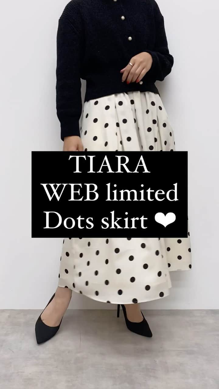 TIARAのインスタグラム：「"Dots skirt"  オールシーズンで根強い人気のドットアイテム。 オンラインストア限定でスカートが発売✨ 現在先行予約受付中です！  skirt size:S/M color:ivory/black ¥25,300」