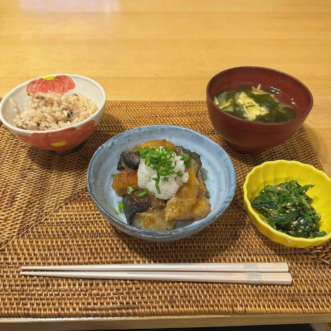 薄倉里奈のインスタグラム：「. . 親友ちゃんとお家で遊んだ時にご飯作りました🥣  鶏肉と茄子のみぞれ煮 お味噌汁 ほうれん草の胡麻和え  親友ちゃんから美味しいって言ってもらえたので大満足♪」