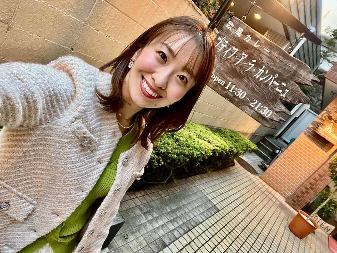 山田友美さんのインスタグラム写真 - (山田友美Instagram)「仕事や用事のあとは、その近くで美味しいものを見つけて食べて、美味しい思い出で上書き保存するようにしてるの😘  以前は直帰派だったけど、そうだと帰り道や家で色々反省会しちゃうのよね…  パッと美味しいものを食べて、サッと1人反省会して、食べたら忘れて上機嫌で帰宅できるようになりました💕  #ご機嫌に生きる #フリーアナウンサー#山田友美#カレー#ランチ#東京グルメ」11月16日 20時00分 - __tomomiracle