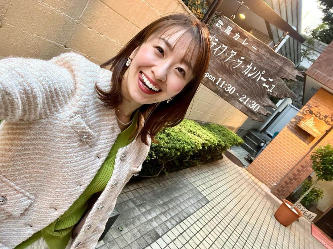 山田友美さんのインスタグラム写真 - (山田友美Instagram)「仕事や用事のあとは、その近くで美味しいものを見つけて食べて、美味しい思い出で上書き保存するようにしてるの😘  以前は直帰派だったけど、そうだと帰り道や家で色々反省会しちゃうのよね…  パッと美味しいものを食べて、サッと1人反省会して、食べたら忘れて上機嫌で帰宅できるようになりました💕  #ご機嫌に生きる #フリーアナウンサー#山田友美#カレー#ランチ#東京グルメ」11月16日 20時00分 - __tomomiracle