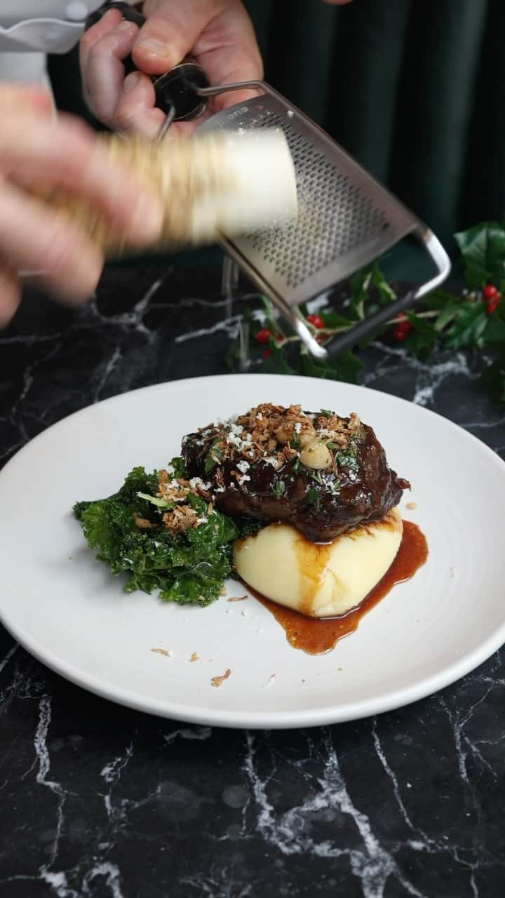 ゴードン・ラムゼイのインスタグラム：「Try our tender braised ox cheek with horseradish mash and crispy kale at @breadstreetkitchen !!」