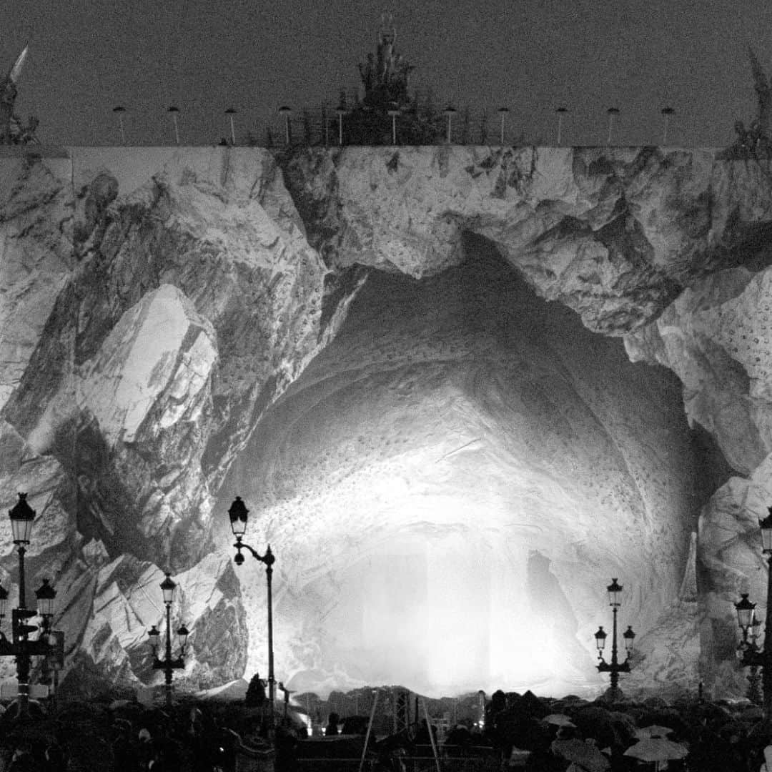 シャネルのインスタグラム：「Spotlight on "Chiroptera", a project by JR, Damien Jalet and Thomas Bangalter, presented as part of the Act II of “Retour à la Caverne”, the collaboration between the Paris Opera, JR and 𝘭𝘦19M, the Parisian building dedicated to the savoir-faire of the Fashion and Interior Design Métiers d'art.  As part of the restoration works at the Palais Garnier, the Paris Opera invited JR to offer a visual metamorphosis of the institution’s monumental façade. On the occasion of an unprecedented show with 154 dancers choreographed by Damien Jalet on a music by Thomas Bangalter, CHANEL designed the costume worn by Étoile dancer Amandine Albisson during her solo opening the show, reminding the House's enduring commitment to creation and dance. The House also supported the design and fabrication of costumes for the 153 dancers.  @OperadeParis #OperadeParis @BalletOperadeParis @le19M @AmandineAlbisson @JR @DamienJalet #ThomasBangalter」