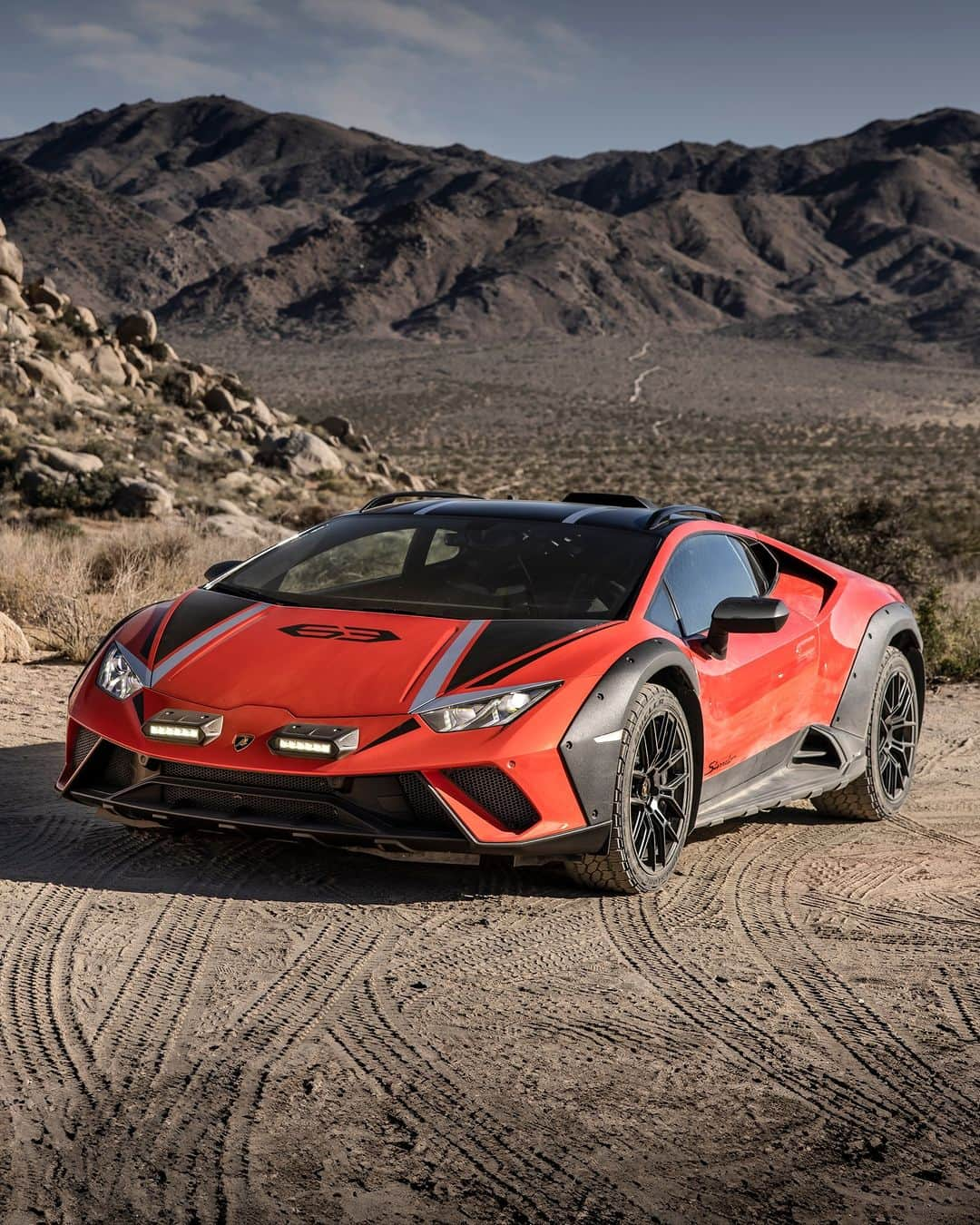 ランボルギーニさんのインスタグラム写真 - (ランボルギーニInstagram)「Its playground is where other drivers' comfort zones end. The V10 is its partner on dusty, wild and thrilling routes Meet Huracán Sterrato.  #Lamborghini #HuracanSterrato #BeyondTheConcrete __ Huracán Sterrato: fuel consumption combined: 14,9 l/100km (WLTP); CO2-emissions combined: 337 g/km (WLTP)」11月14日 18時00分 - lamborghini