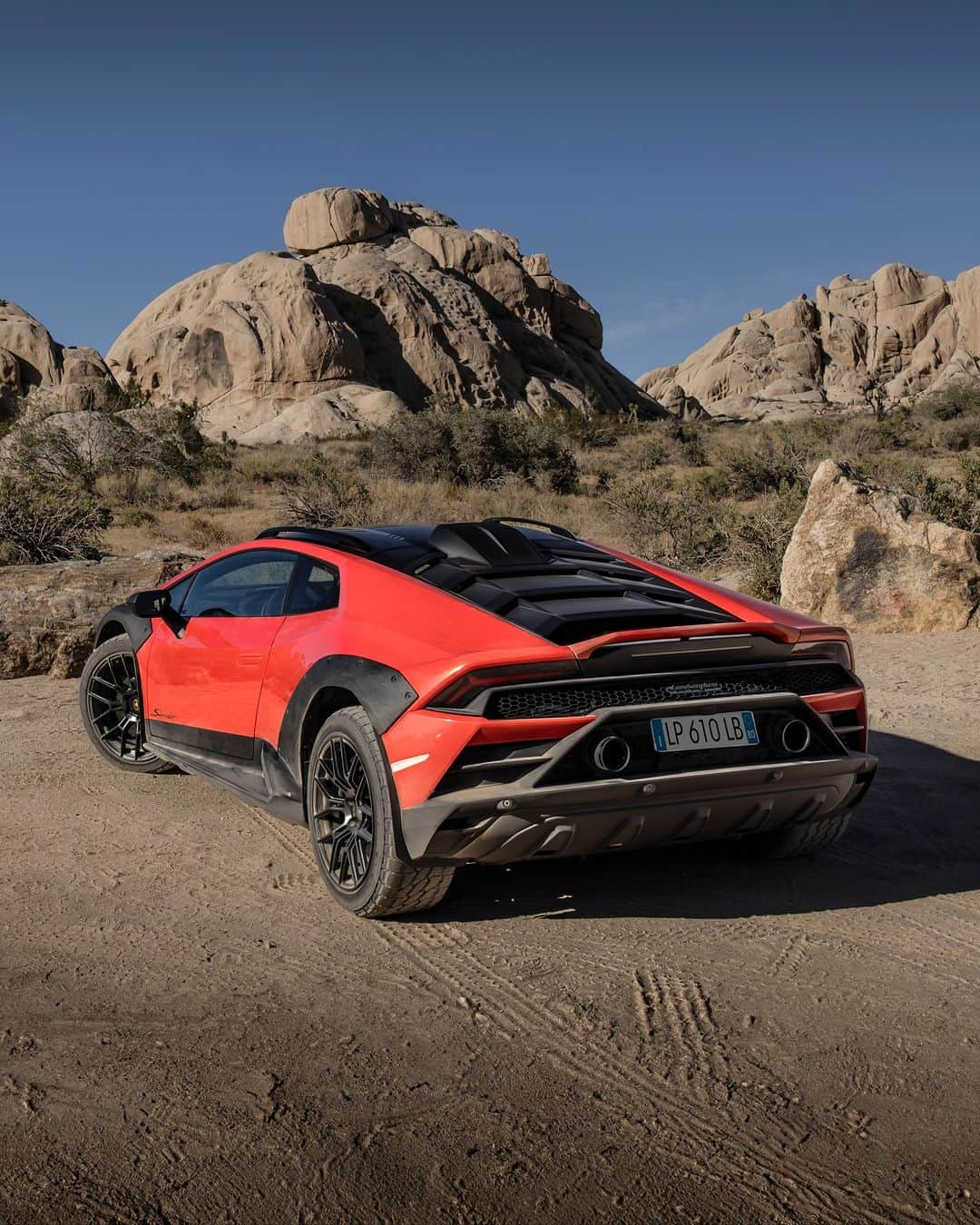 ランボルギーニさんのインスタグラム写真 - (ランボルギーニInstagram)「Its playground is where other drivers' comfort zones end. The V10 is its partner on dusty, wild and thrilling routes Meet Huracán Sterrato.  #Lamborghini #HuracanSterrato #BeyondTheConcrete __ Huracán Sterrato: fuel consumption combined: 14,9 l/100km (WLTP); CO2-emissions combined: 337 g/km (WLTP)」11月14日 18時00分 - lamborghini