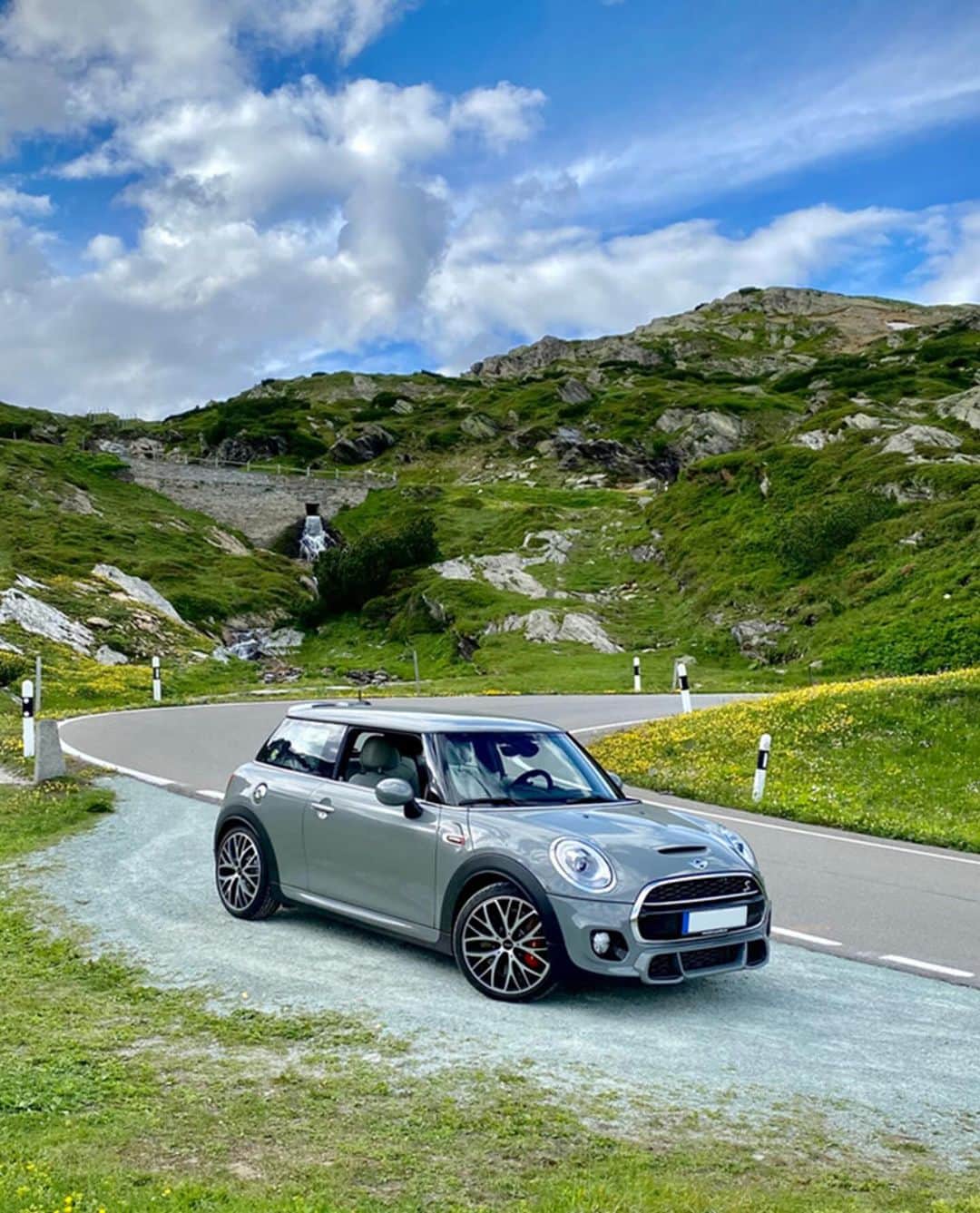 MINI Japanのインスタグラム：「スイス・アルプスで撮影されたMINI Cooper Sの素晴らしいショットに拍手👏  📸: @frank.online   #MINI3Door #MINIJapan」