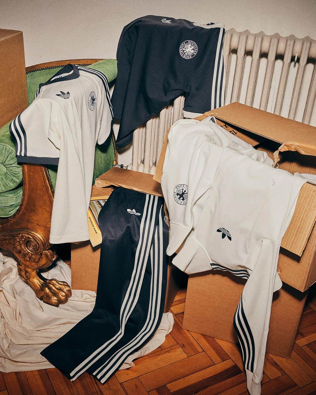 adidas Footballさんのインスタグラム写真 - (adidas FootballInstagram)「wow, so ✨ vintage ✨​ ​ Explore the adidas x @DFB_Team Originals Football Collection via our link in bio 🔗​  ​Entdecke die adidas x @DFB_Team Originals Football Kollektion über unseren link in der biografie 🔗」11月14日 18時00分 - adidasfootball