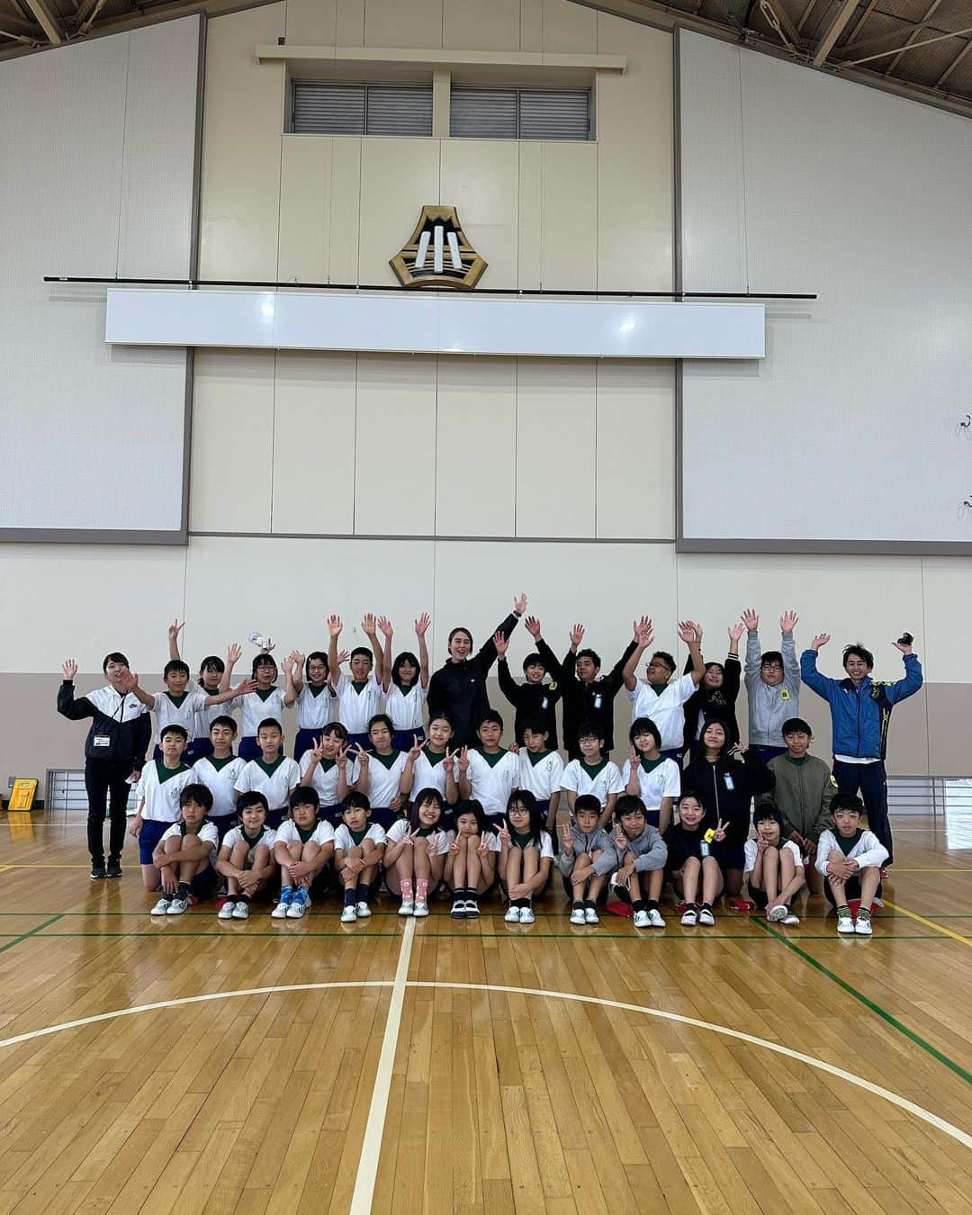 大山未希のインスタグラム：「🏐  【アスリーチ】  今回は静岡県！！  富士市立富士見台小学校 県立富士特別支援学校富士宮分校  ５枚目の写真見てもらうとわかる通り とてもキレイなおじぎ。  そして転がってきたボールをとってあげると みんな大きい声で「ありがとうございまーす」と 言ってくれるすてきな子達でした🩵  高校生もとてもキラキラした目でこちらを 見てくれるのでちょっと照れました🫣 プレゼントもありがとう！ 　 　 さてさて！ 次回は岐阜県ですよー！！  岐阜のみなさまよろしくです🫡  #スポーツ庁 #日本テレビ #アスリーチ #ドリームコーチング #静岡県 ↓」