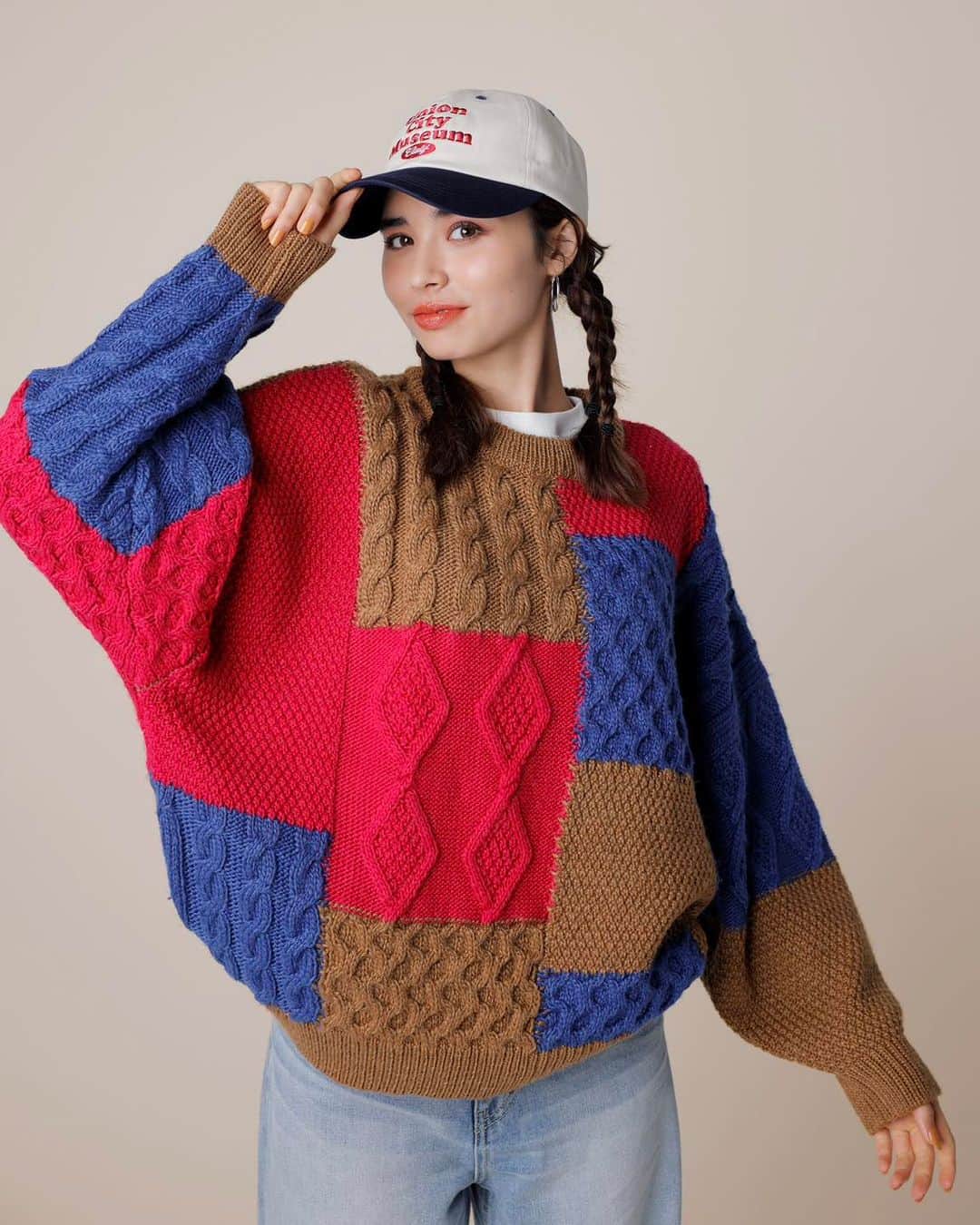 ロデオクラウンのインスタグラム：「#RCWB#RODEOCROWNS NEW ARRIVAL ▶11/15(WED) 発売スタート ━━━━━━━━━━━━━━━━━━━━━━ 毎年大人気のカスタムケーブルニット！ 今年も新たな編地とカラーリングで登場。 お好みに合わせて選べる、可愛らしいピンク系と シックなミント系の3色展開です。  カスタムケーブルニットトップス (420GAD70-059V) 柄BRN_柄WHT_柄PNK SIZE：F ￥6,600(税込) ━━━━━━━━━━━━━━━━━━━━━━ #RODEOCROWNSWIDEBOWL」