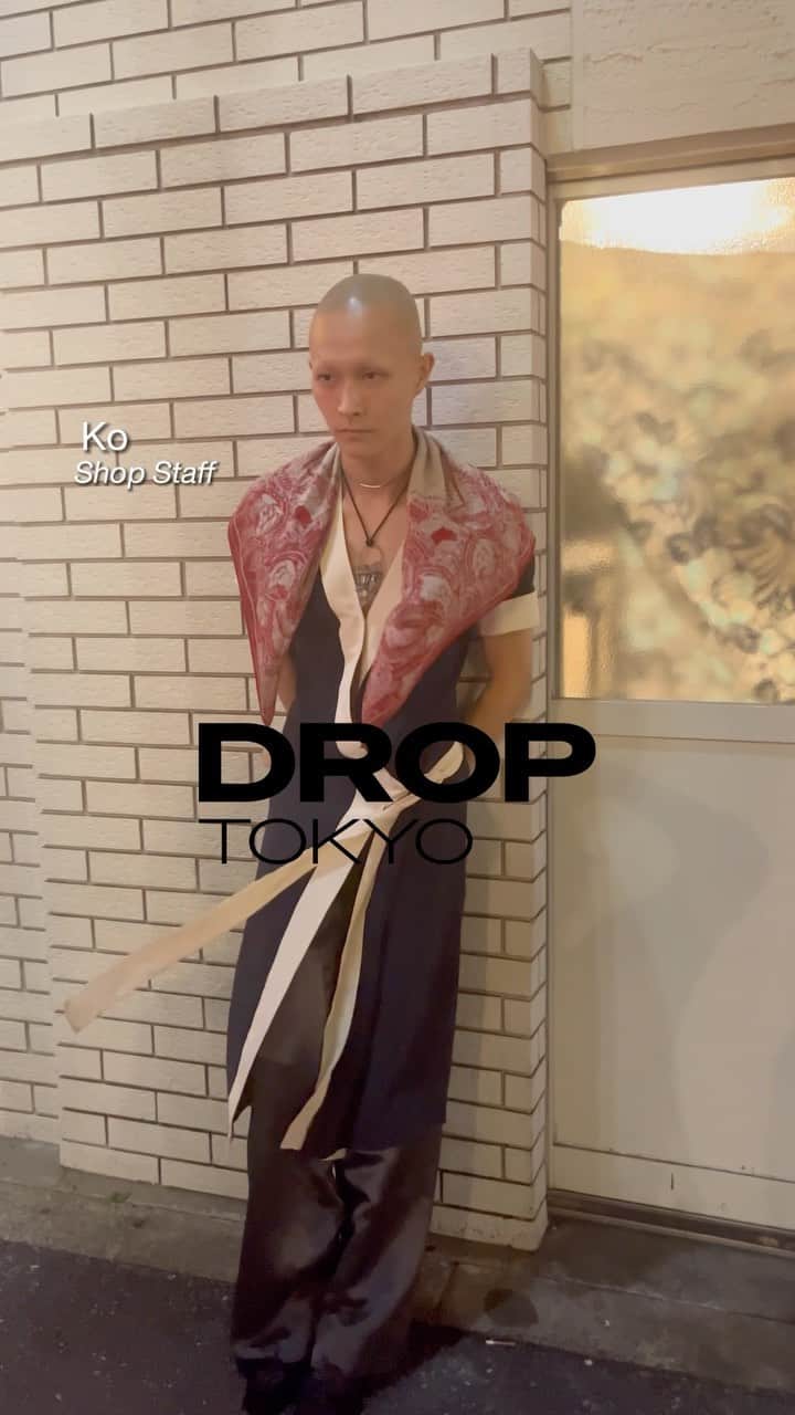 Droptokyoのインスタグラム：「Ko／ショップスタッフ  トップス／#migueladrover  パンツ／#menichetti  シューズ／#angelofigus  ネックレス、リング／#peterfoster  スカーフ／#claudemontana   #droptokyo #streetsnap #fashion #ストリートスナップ」