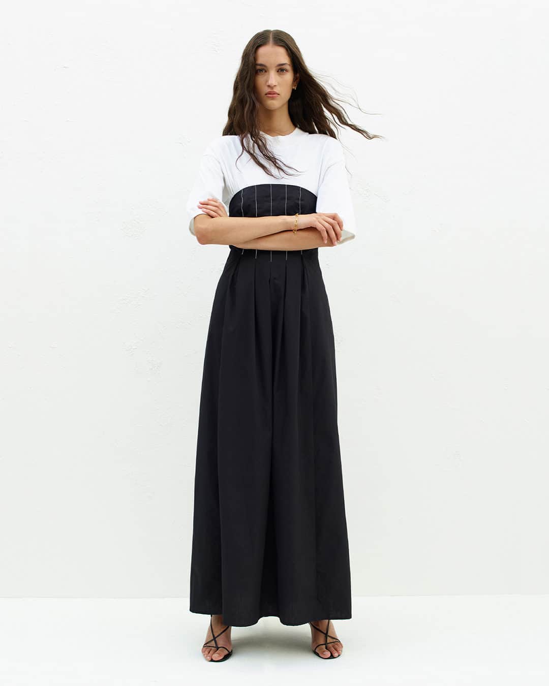ベイシークのインスタグラム：「monochrome minimalism.  introducing the poplin strapless dress, complete with pleat detailing and contrast stitching. locally made from organic cotton poplin.  #bassike」