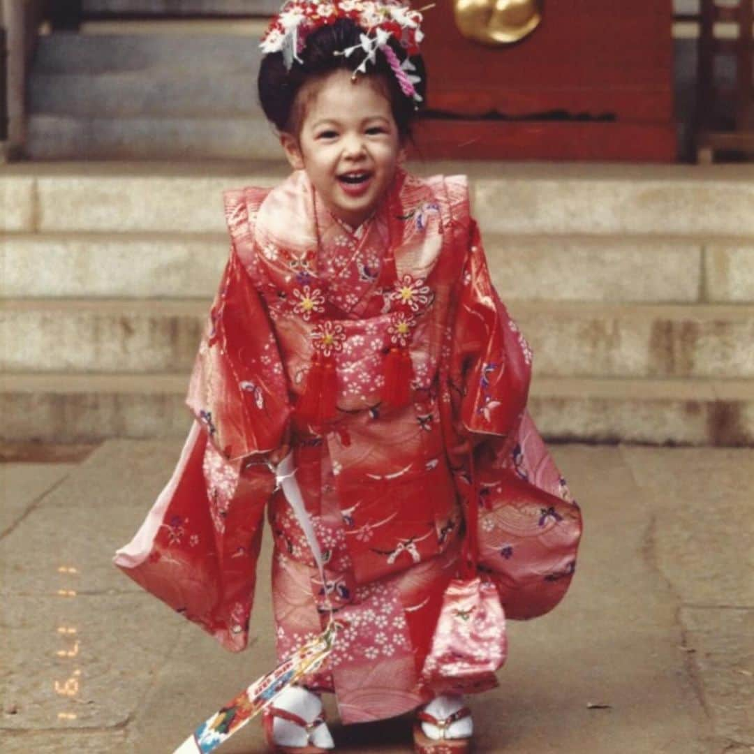 栗原ジャスティーンさんのインスタグラム写真 - (栗原ジャスティーンInstagram)「今年はベイちゃんの七五三✨  何をどうすればいいのか分からず、 検索をする日々でしたが、無事全部予約できました🥰✨  着物レンタルも高い所はとても高いので笑　え！！こんなにするの？？ 写真館でも撮るか？ でも思い出になるしなー！！  と悩む日々😅  娘に七五三といってベイちゃんも着物着るんだよー✨と伝えたら、着物の人を見るたび、ベイちゃんあれするんだよね！？と聞いてきてとても楽しみにしています☺️✨  そんな中最近家族の写真共有アルバムができて、私の3歳の時の七五三の写真がありました✨  リップも塗ってちょっとお化粧もしてる💄✨  何よりも写真のクオリティが変わりましたね🤣✨  #七五三 #マタニティ#第二子妊娠中 #ライフスタイルモデル#アゲボディ#シェレンフィット#筋トレ#ダイエット#フィット#美ボディ#トレーナー#ライフスタイルモデル#くびれ#桃尻#アンダーアーマー#fit#fitness #fitnessmotivation #fitnessmodel #trainibg#underarmour#美脚#宅トレ#家トレ#育児#3歳児」11月14日 18時01分 - justinekurihara