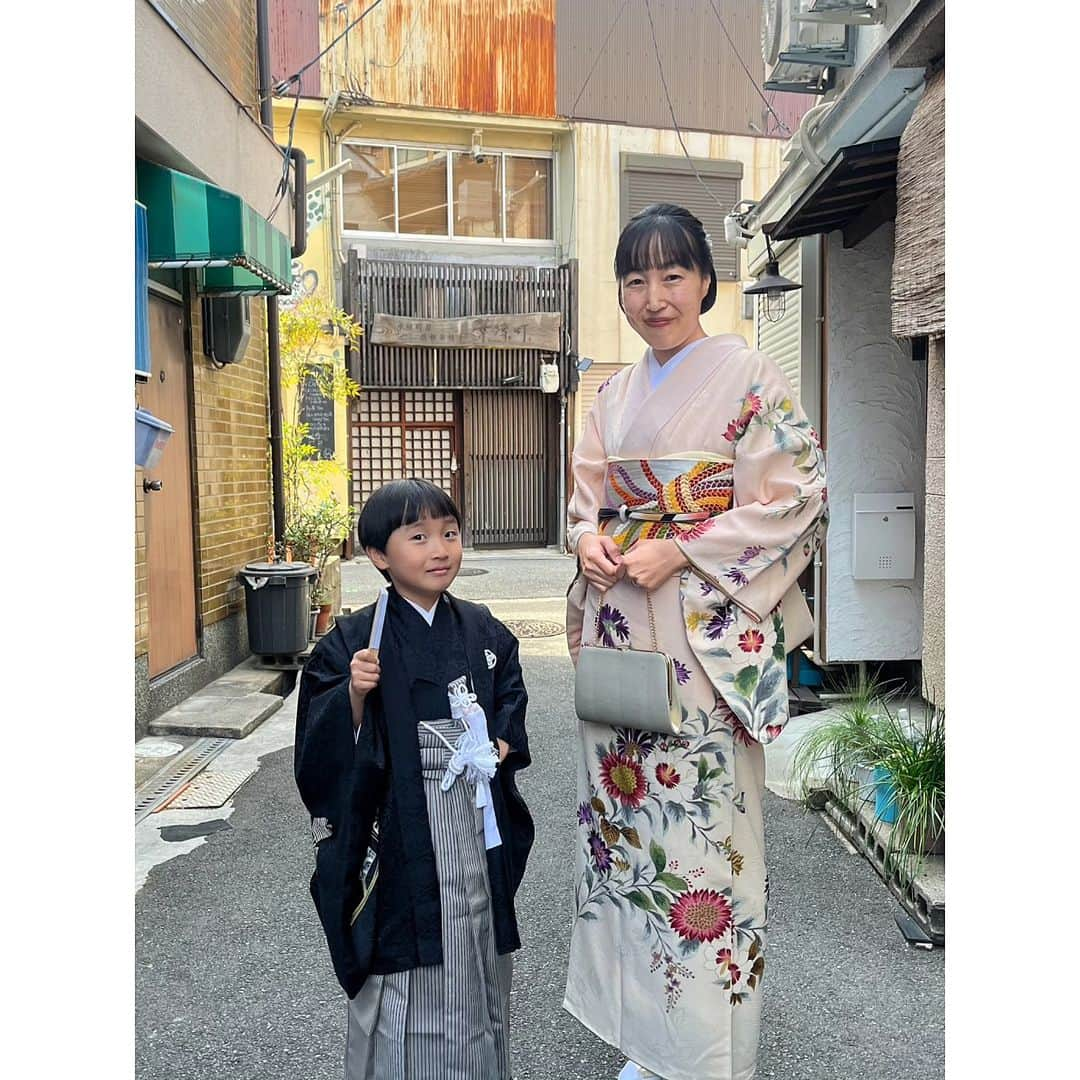 きもの六花さんのインスタグラム写真 - (きもの六花Instagram)「#きもの六花  #六花のレンタルきもの  ・ 七五三5歳男の子＆ママきものコーディネート 息子くんは、凛々しく黒地宝尽くし祝着を。 ママは、アンティークの訪問着をお選びに。 ・ ・ 七五三きものレンタルご予約受付中！ お問い合わせはお気軽に。  フォトスタジオも併設📸写真撮影もどうぞ。 ・ ・ ※下見などご来店は要予約※ @kimonoricca からHPへ。『下見の予約』フォームよりご予約ください。 ・ 全国発送レンタルも🆗 下見なしのネット予約も対応可。 HP『下見なしで予約』フォームよりお申し込みください。 ・ ・ #きもの六花の七五三 #七五三 #七五三5歳男の子  #七五三コーデ  #七五三レンタル　#ママ着物　#七五三ママコーデ #へアセット #新日本髪 #新日本髪ヘア #七五三前撮り #七五三写真撮影 #七五三レンタル #レンタル着物 #着付け #写真撮影 #フォトスタジオ #中崎町 #大阪 #六花 #ricca #kimonoricca」11月14日 18時02分 - kimonoricca