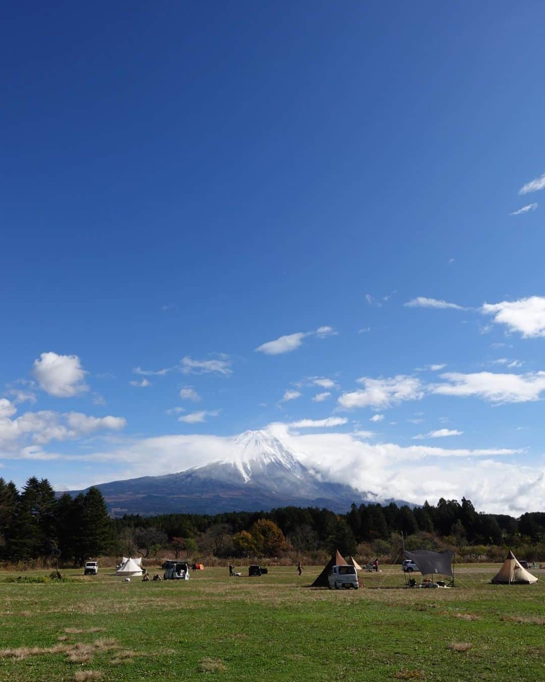 NANAMIのインスタグラム：「なんちゃんbirthdayふもとっぱらキャンプ🏕️ 寒さに怯えてたけど寒い中のお鍋が最高すぎた♡ 冬キャンプいけるかも🩵🩵☺️  専属シェフ今回も美味しいご飯たくさんありがとう🍴 @akn_spicysol   楽しかったね！ありがとう〜☺️🩵🤞 @ayakanamba  @udai_bro  @babyluminam   3ショットのるみの驚き顔がツボすぎる🤣 なんでそんなにびっくりしてるの🤣 #キャンプ　#キャンプ初心者　#ふもとっぱらキャンプ場　#ナナミキャンプ記録」