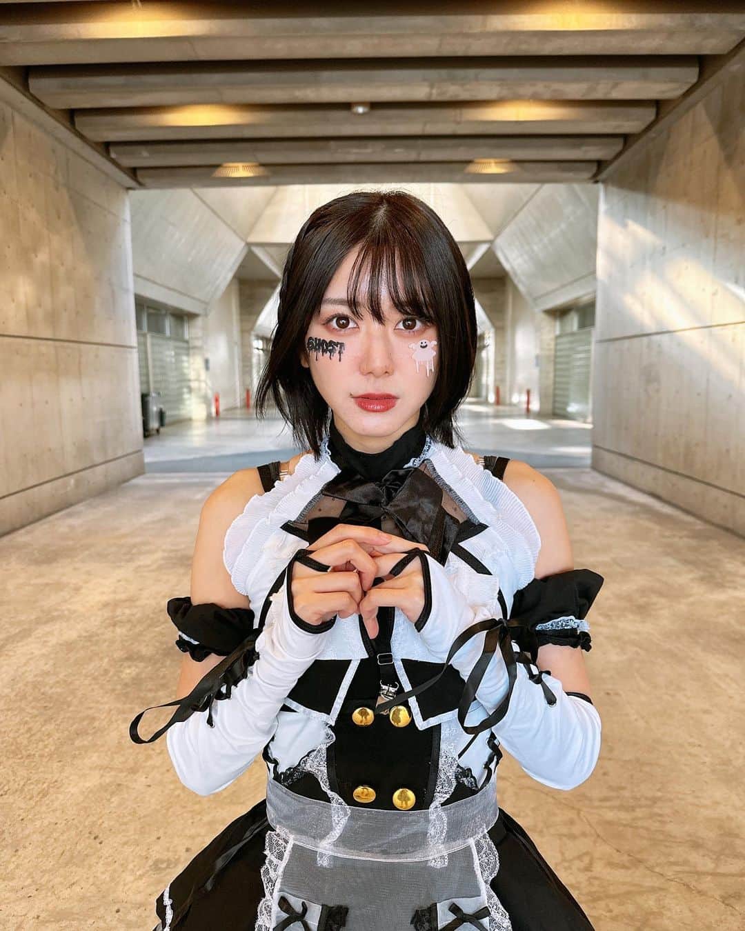 大西桃香のインスタグラム：「ハロウィンコスプレ🎃   #握手会  #コスプレ  #メイド服」