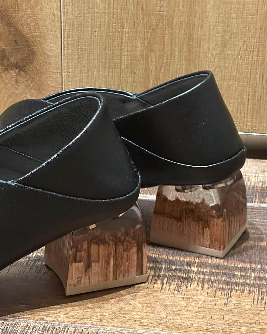 西内ひろさんのインスタグラム写真 - (西内ひろInstagram)「日本初のシューズブランド"ALM"(@alm._official ) POP-UPが伊勢丹新宿店にて本日まで行われていて行ってきました✨👢👞  本革を中心に素材の特性を活かした材料が素敵で 木型のヒールはオリジナルで可愛かったです❤️  やっとブーツが履ける季節ですね♪  #ALM #靴 #ブーツ」11月14日 18時04分 - 0214hiro