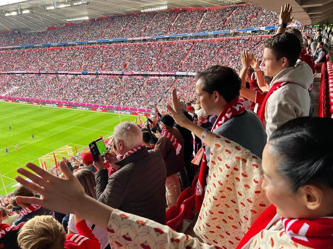 蘭乃はなさんのインスタグラム写真 - (蘭乃はなInstagram)「和樂アザーカット☺︎  Thank you for inviting me Allianz arena. @audiofficial  まさかアリアンツアレーナでサッカー観戦する日が来るなんて…！夢のような一日でした。  VIPルームで美味しいお食事をいただき、本場プレッツェルの味に感動。 テーブルに置いてあるグミがFCバイエルン仕様だったりとか、チーム愛に溢れた空間に酔いしれました☺︎  オクトーバーフェスト期間中だったのもあって、MIA SAN MIAのクッキーも！ 「MIA SAN MIA」はFCバイエルンサポーターの合言葉で、直訳すると「俺たちは俺たちだ！」という意味なのですが、どこかに「私が命委ねるそれは私だけに」と謳うバイエルン地方出身のプリンセスいましたよね…？ なんだか私は時代を超えて繋がる、バイエルン地方の精神を感じてしまうのです(笑)  和樂web、まだの方は是非ご覧くださいね☺︎ ストーリーズ、ハイライトmediaのリンクから飛んでいただけます♪  #和樂 #アザーカット  #アウディ #audi #fcbyern  #munich #octorberfest #らんの着物  #らんのフットボール   I’d like to say thank you to… @warakumagazine  @audijapan」11月14日 18時14分 - rannohana_official