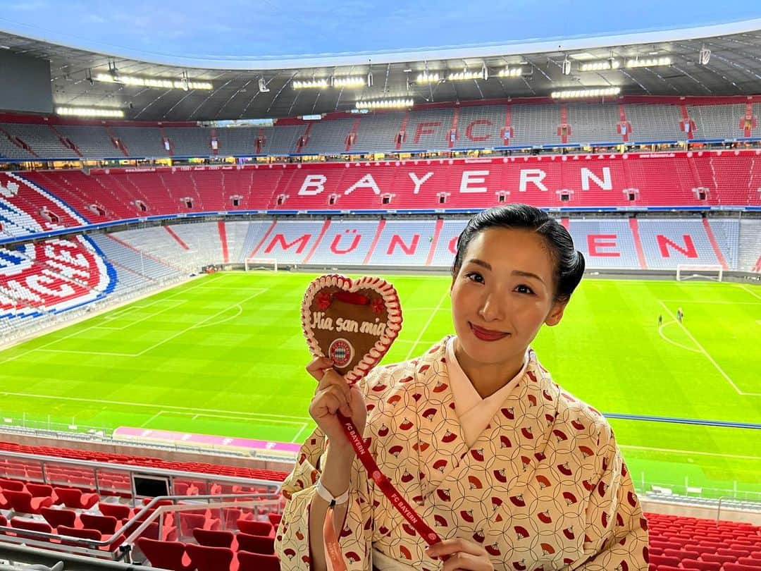 蘭乃はなさんのインスタグラム写真 - (蘭乃はなInstagram)「和樂アザーカット☺︎  Thank you for inviting me Allianz arena. @audiofficial  まさかアリアンツアレーナでサッカー観戦する日が来るなんて…！夢のような一日でした。  VIPルームで美味しいお食事をいただき、本場プレッツェルの味に感動。 テーブルに置いてあるグミがFCバイエルン仕様だったりとか、チーム愛に溢れた空間に酔いしれました☺︎  オクトーバーフェスト期間中だったのもあって、MIA SAN MIAのクッキーも！ 「MIA SAN MIA」はFCバイエルンサポーターの合言葉で、直訳すると「俺たちは俺たちだ！」という意味なのですが、どこかに「私が命委ねるそれは私だけに」と謳うバイエルン地方出身のプリンセスいましたよね…？ なんだか私は時代を超えて繋がる、バイエルン地方の精神を感じてしまうのです(笑)  和樂web、まだの方は是非ご覧くださいね☺︎ ストーリーズ、ハイライトmediaのリンクから飛んでいただけます♪  #和樂 #アザーカット  #アウディ #audi #fcbyern  #munich #octorberfest #らんの着物  #らんのフットボール   I’d like to say thank you to… @warakumagazine  @audijapan」11月14日 18時14分 - rannohana_official