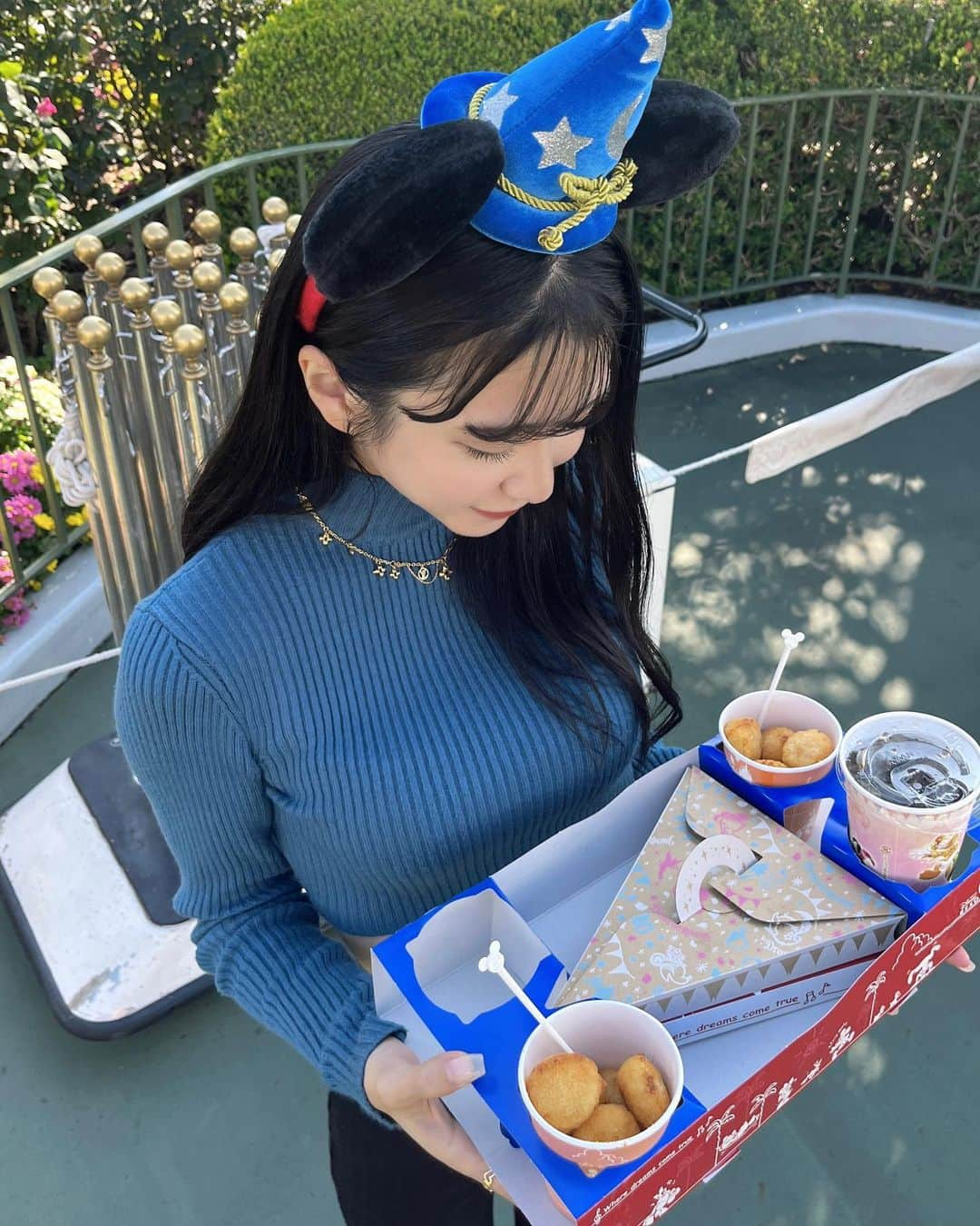 島袋香菜さんのインスタグラム写真 - (島袋香菜Instagram)「TokyoDisneyLand ⸜❤︎⸝‍  #disney #disneyland #tdl #ディズニー #ディズニーコーデ #ディズニーランド #emoda #emodaコーデ」11月14日 18時14分 - _kanaloco_