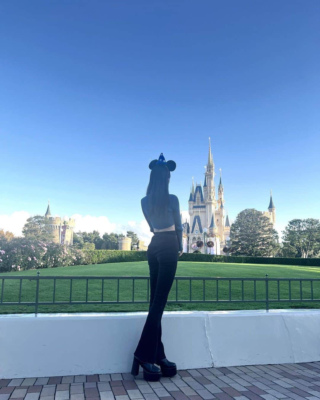 島袋香菜のインスタグラム：「TokyoDisneyLand ⸜❤︎⸝‍  #disney #disneyland #tdl #ディズニー #ディズニーコーデ #ディズニーランド #emoda #emodaコーデ」