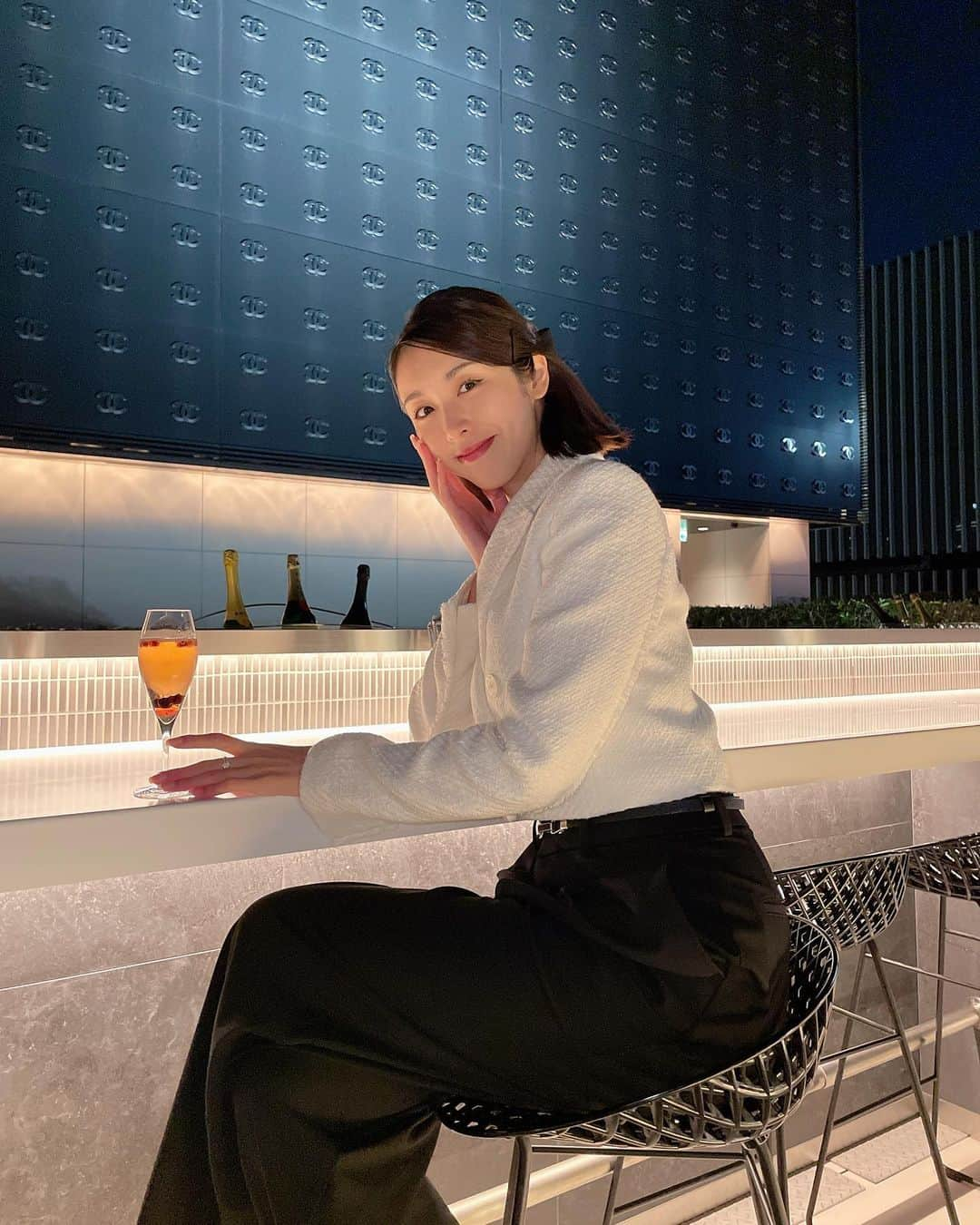 CHIAKIのインスタグラム：「LE JARDIN DE TWEED🥂 ちょっとおめかしして、はるかさんとカフェ 久しぶりのゆっくりまったり沢山お話し出来て楽しかった☺︎  ルーフトップバーにも、ラウンジにも CHANELがいっぱいで可愛かったの🤍 ルーフトップは冬は11月末までみたいなのでぜひ🎄」