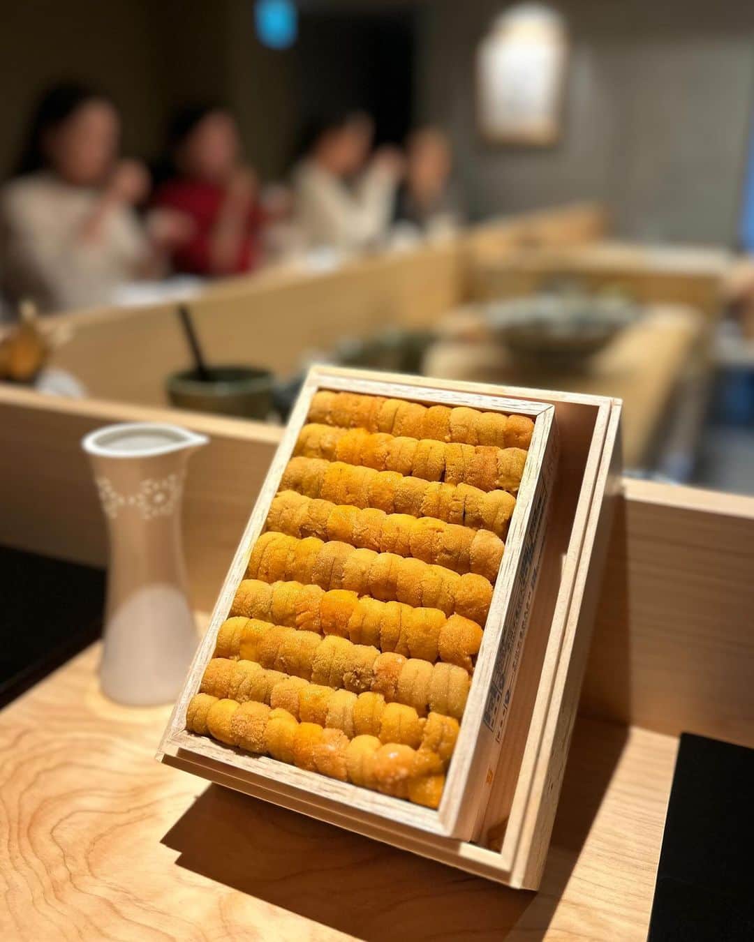 erinaさんのインスタグラム写真 - (erinaInstagram)「昨日 @kaikou_sushi さんへ行ってきたよ✨  お鮨好きにはたまらん、、贅沢すぎてずっと「美味しい」連呼してた笑 全部美味しすぎてお酒も進んだ♡  北新地にあって 特別な日にもおすすめな場所。 是非行ってみてほしい、、🩵」11月14日 18時08分 - e___rrina