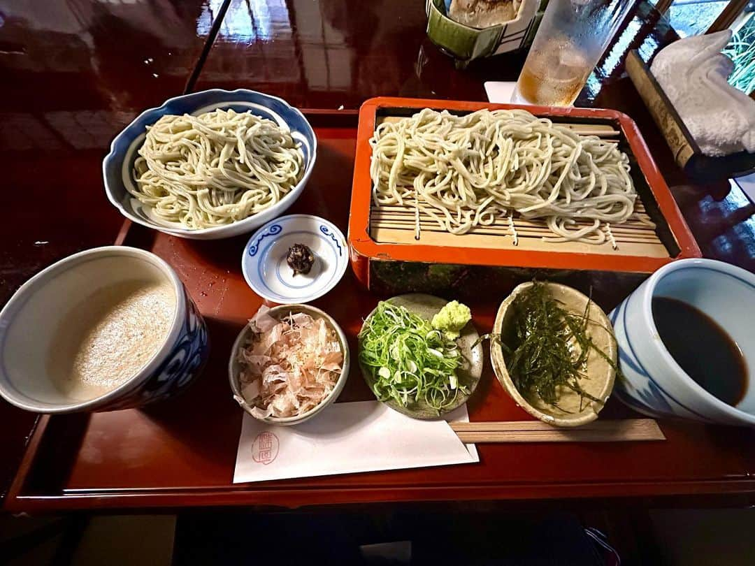 黒田アーサーのインスタグラム：「小松空港✈️に到着して、  お昼ご飯を食べに越前市まで。  有名な老舗の蕎麦屋｢うるしや」さん😋  名代越前おろし蕎麦！  細麺の十割そばは絶品😋  出汁が染みて最高に美味しい  大根と厚揚げのおでん🍢！  どれも美味しかったー！！  辻広社長！ご馳走様でした。」