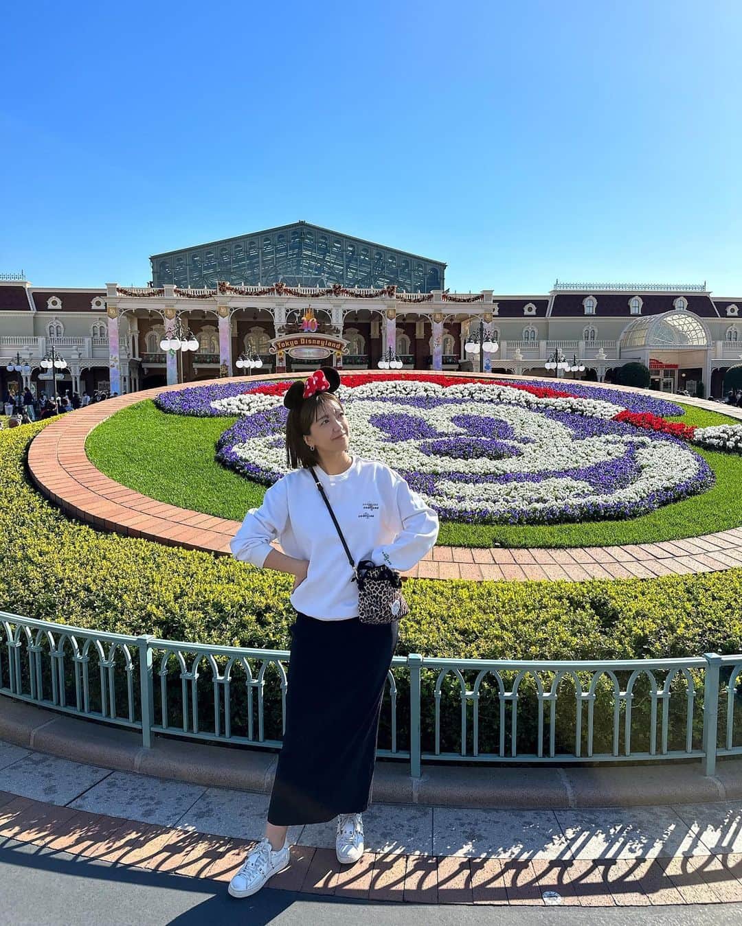 水田あゆみのインスタグラム：「ランドでお散歩🐭💛もうクリスマスだったよ🎄  乗り物は二つだけ、 バズ・ライトイヤーとスティッチしか乗ってない😆 そしてスティッチはもはや乗り物ではない。笑 　 お散歩しながらほぼグルメツアーしてました✌️ それだけでも十分楽しい夢の国なんだな♡  それにしても食べ過ぎてて5キロほど太りました😚 気をつけなければね🥹  というか最近みんながたくさん投稿にコメントくれて、 本当に嬉しいです🥹🙏 ありがとうございます✨  みんな優しくて、だいすき😭🫶  #2枚目のこすけ首長すぎると思ったひと挙手🙋‍♀️ #ディズニーランド#お散歩」