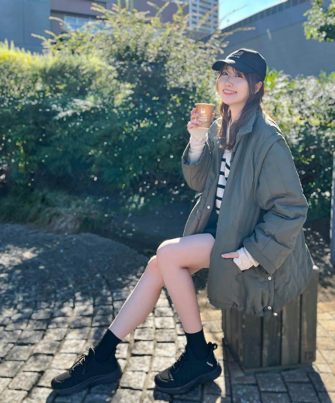 佐藤瀬奈のインスタグラム：「⠀ 日中ぽかぽか気持ちよかったので テイクアウトして外でコーヒータイム🥰⠀ ⠀ でも夕方から一気に冷えるから いよいよ今季初めてアウターを着たよ🥺🧶⠀ ⠀ coat. @grl_official  Knit. @lumier_officialshop  pants. @zara  ⠀ このキルティングコート、裾をキュッと絞ると ぽわんとした可愛いシルエットになるの🫶 アームウォーマー付きだからあったかい♡⠀ ⠀ 皆さんもあったかくして外出てね🐏 ・ ・ ・ #grl#グレイル#grl購入品 #グレイル購入品#grlコーデ #グレイルコーデ #mamagirl #男の子ママ#プチプラコーデ#プチプラファッション#プチプラ高見えコーデ」