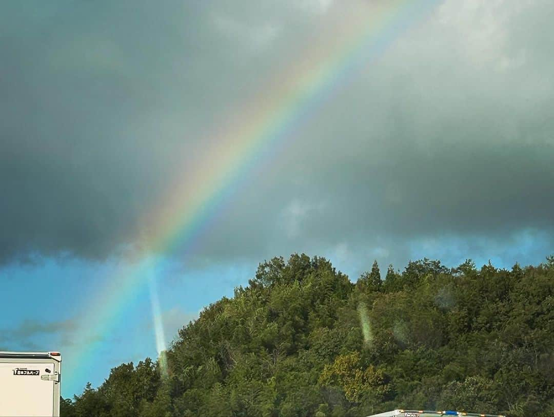 小林美香子さんのインスタグラム写真 - (小林美香子Instagram)「ゴルフ⛳️帰り、虹🌈が出てたー❗️幸せのお裾分けになったらいいな。 綺麗なアーチの虹🌈は感激🤩  まゆみちゃんとも一枚。」11月14日 18時10分 - mikakokobayashi0906