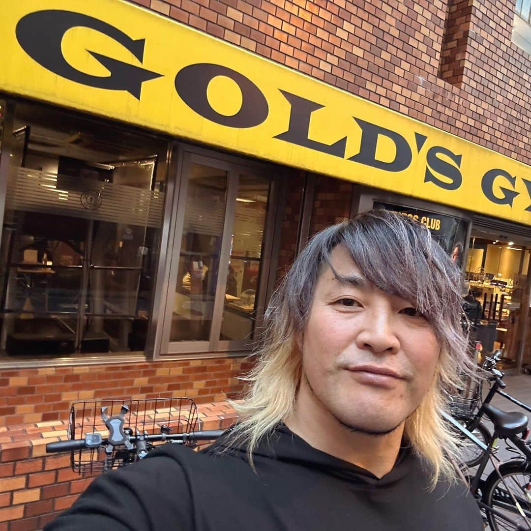 棚橋弘至さんのインスタグラム写真 - (棚橋弘至Instagram)「#ゴールドジム四谷東京 で #腕トレ 💪  今日のウェアは #goldgym × #100athletic のやつ。Tシャツにフードがついてる♪」11月14日 18時11分 - hiroshi_tanahashi