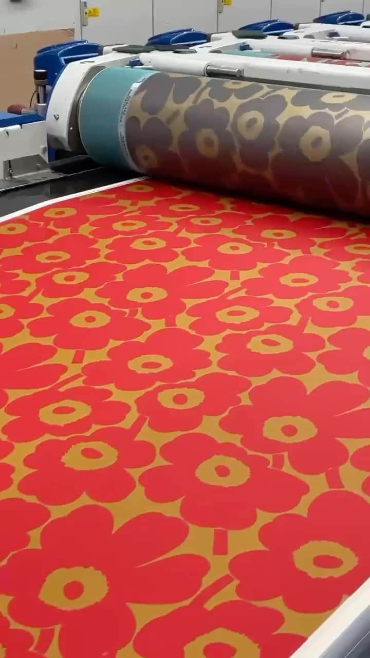 マリメッコのインスタグラム：「You’ve been busy, haven’t you? 🎄 Take a moment to relax as you watch one of our printing machines produce our iconic Unikko pattern at the Marimekko printing factory in Helsinki, Finland.   #marimekko #holiday」