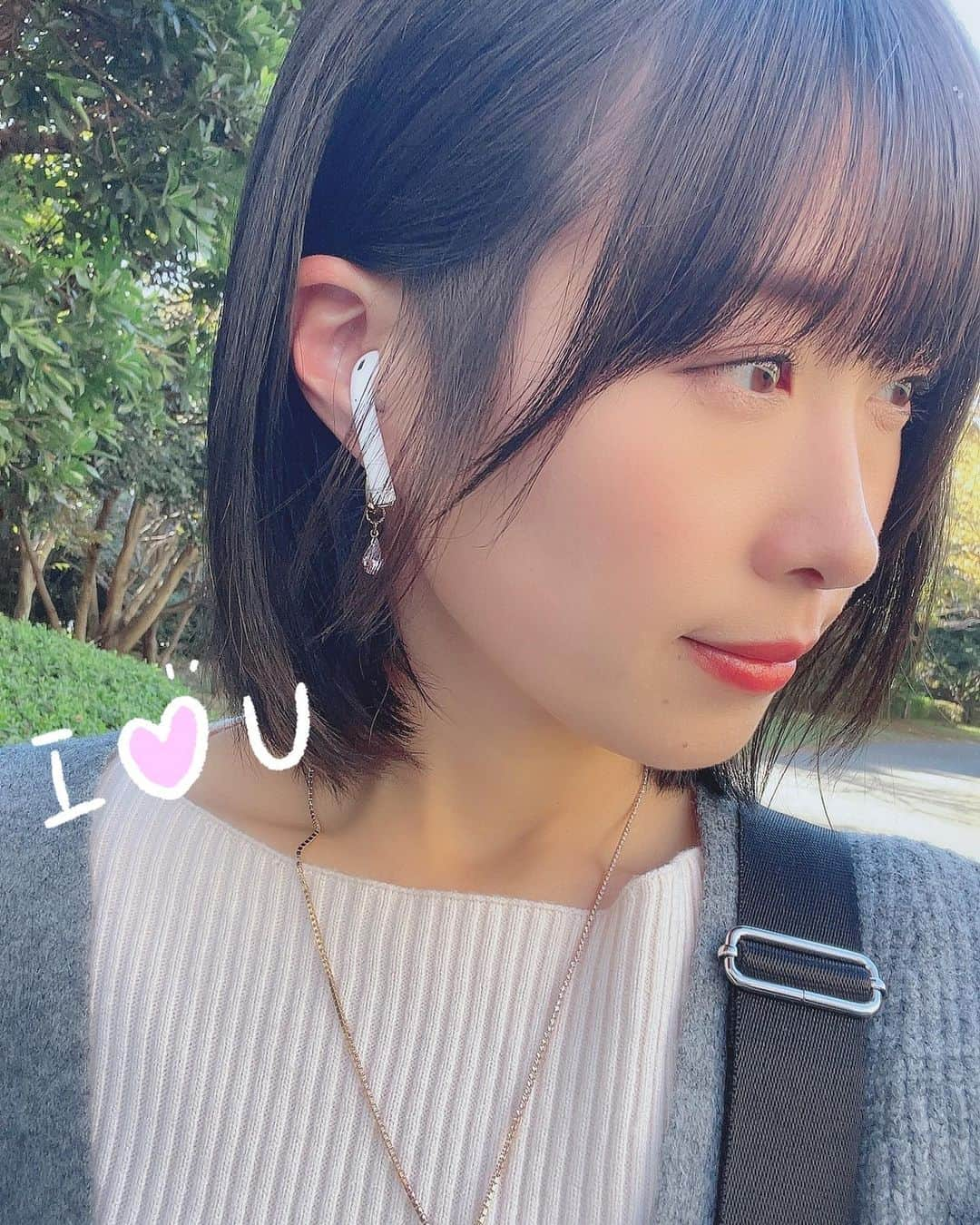 南まりかのインスタグラム：「.  やっとカラーしに行けました♡  秋らしく…あれ？秋だよね？笑  なんか一気に冬みたいに寒くなった気がするけど、 秋らしく落ち着いたカラーにしてきました^ ^  髪が綺麗になると気分もルンルンするから不思議です。  毎回カラーをお願いする時に、かなり抽象的なイメージだけ伝えるんだけど(←きっとすごい難しいよね。笑)、それでも絶対に素敵な髪色にしてもらえるから本当ありがとう☺️といつも思っているのです。  #ラフランクリー #清澄白河 #美容室 #いつもありがとう  #ヘアカラー #東京ドーム行きたかった #気分が上がる」