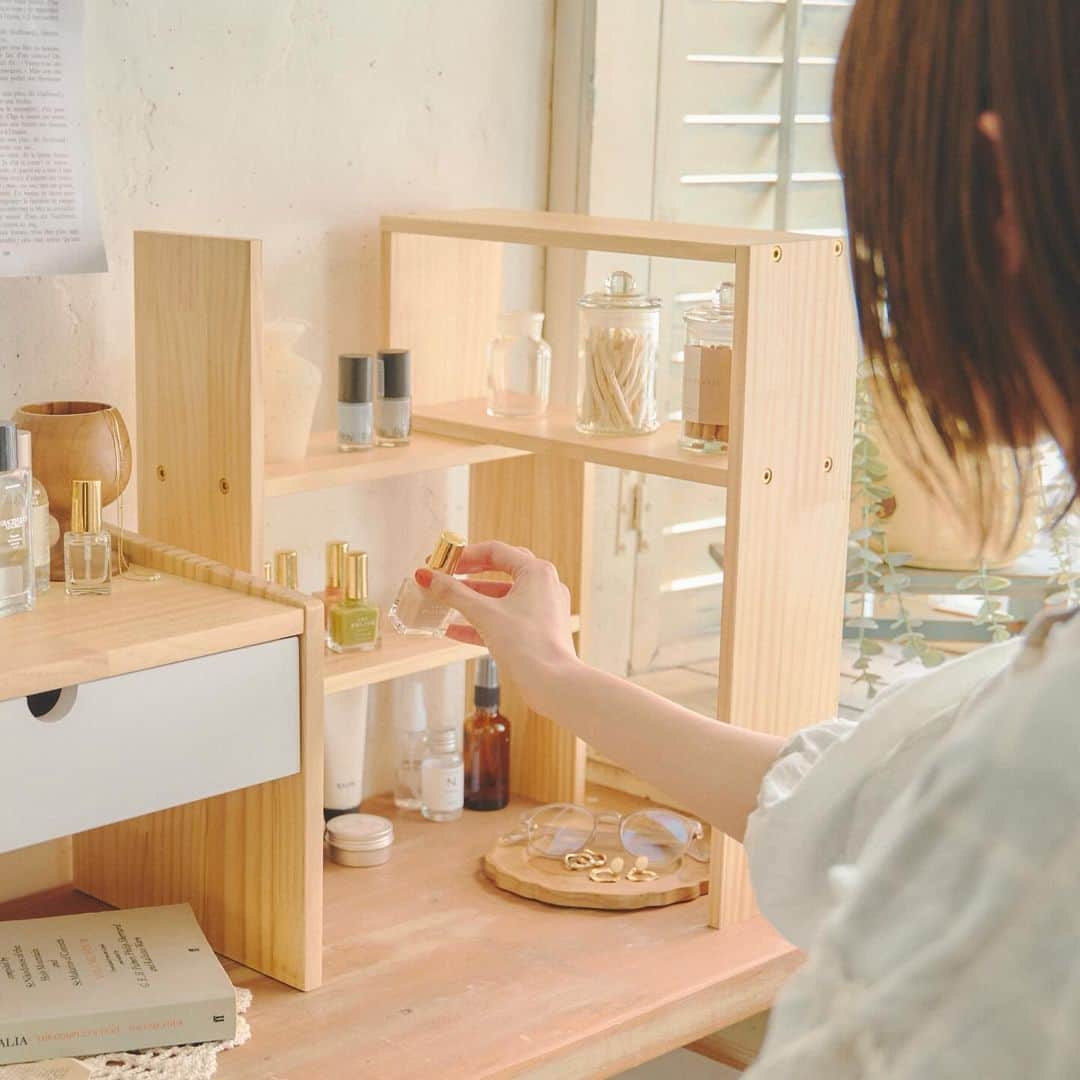 salut!さんのインスタグラム写真 - (salut!Instagram)「｟あとで見返すように保存がおすすめ🤍｠ ･････ ⁡ ⚪︎マルチラック ¥2750 ⁡ ･････ ⁡ 大人気アイテムの再入荷◌ ⁡ 使い道に合わせて自由に棚の幅や形を かえて使用できるマルチラック⸜꙳⸝ ⁡ コスメ収納や、お気に入りの飾り棚にしたり キッチンでスパイスラックにしたり、 色々な使い方ができちゃう優れものです✨ ⁡ ─────────── ⁡ 公式通販サイトは @salut_shop トップページURLよりご確認下さいませ𓍯 ⁡ ─────────── 店舗により在庫状況が異なります。 一部店舗の営業時間等が異なる場合がございます。　 予め各館のHP等をお確かめくださいませ。 ご不便をお掛けして申し訳ございませんが予めご了承くださいますようよろしくお願いします。 ─────────── #サリュ #salut #まいにちインテリア #インテリア雑貨 #雑貨店 #雑貨屋 #雑貨屋さん巡り #キッチン #キッチン収納 #ラック #マルチラック #便利 #便利グッズ #便利アイテム #コスメ収納 #収納 #収納棚 #収納アイデア #飾り棚 #再入荷 #howto #ナチュラルデザイン #シンプルデザイン #シンプルインテリア #ナチュラルインテリア #北欧インテリア #韓国インテリア」11月14日 18時12分 - salut_shop
