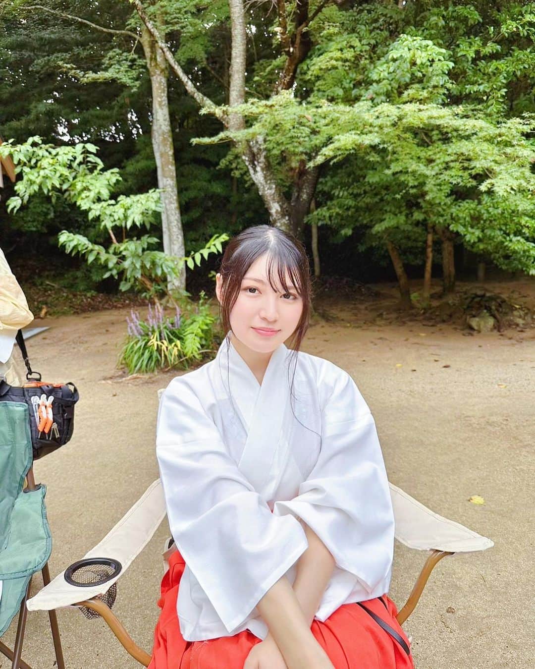 のインスタグラム：「現在公開中のYouTubeドラマ『猫の魔法とワダツミの悪戯』のオフショット📷🐈🪄  先日、糸島の“猫の島“と言われてる「姫島」にて YouTubeドラマの撮影に出演させていただきました！  私は謎の女性役として出演させていただいております！  姫島には、糸島からフェリーに乗って行ったのですが 降り立った瞬間から、どこに行っても猫が居て みんなが自由に寝そべっていたり、遊んだりしててとっても可愛かったです🐱🏝️  櫻井神社という所で本物の巫女さんの服を着たり、 真っ黒な服を纏ったり、爽やかなワンピースを着たりと 衣装も何着か着て撮影しました！  謎の女性の正体はいかに…？  そらちゃん（ @so.ra131712 ）と林さん（　@jun_morihayac ）の本当の兄弟の様に仲良しなお二人👫が演じる 兄弟愛が描かれた素敵な作品となっており 本編へと続く20分程度で終わる観やすい作品なので みなさま、是非YouTubeをフォローしてご覧ください･゜ﾟ･*  公式Instagram（　@neko_wada ） 監督（ @eichilowgan ）  SNS写真撮影（　@ykfymg ）  #ネコワダ　#猫の魔法とワダツミの悪戯　#糸島　#姫島　#櫻井神社　#PR」