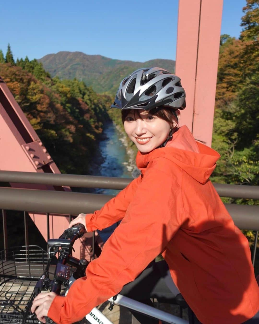 的場絢香のインスタグラム：「// #旅したがーる // ⁡ 手取キャニオンロードを サイクリング🚴‍♀️🍂 ⁡ 今年、白山手取川ジオパークが ユネスコ世界ジオパークに認定されました！ 自然をたっぷり感じてきました~🏔️🌳 ⁡ _ _ _ #石川テレビ #ロケ #お仕事 #石川県 #白山市 #白山手取川ジオパーク」