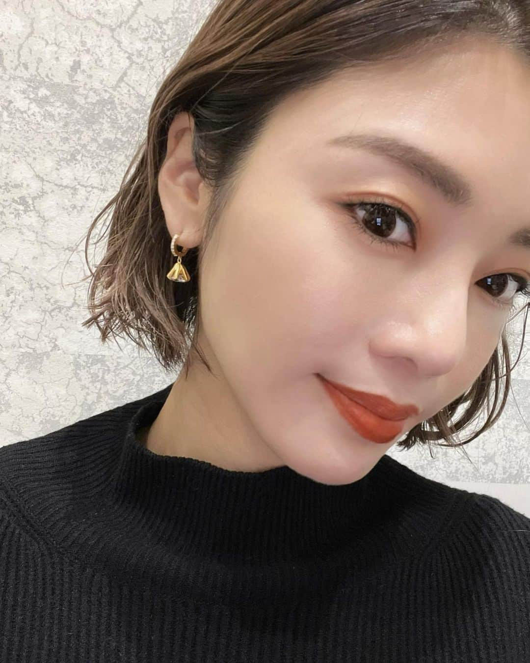 島袋聖南のインスタグラム：「最近使って良いなと思ったヘアケアアイテムのプロスタイル紹介するね♡美容室に行ってさ1か月経過後ってなんだかまとまらなかったりするんだけど、このオイルとバーム使用するとニュアンスも出てうまくまとまるの🥹🌿 オイルは、ダメージケアだけでなくスタイリングも出来て、バームはしっとり感、束感が出るからおすすめだよ☺️ 両方とも軽い手触りだからいい感じ🥹   @prostyle_kracie  #PR #プロスタイル  #ヘアアレンジ  #ヘアオイル  #ヘアバーム」