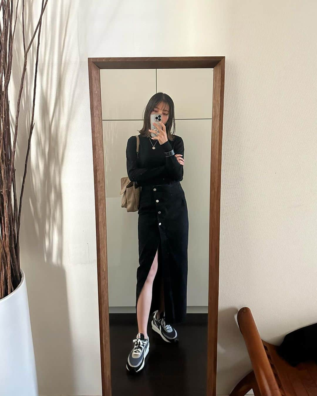 近藤夏子のインスタグラム：「.   真っ黒な日の翌日は 真っ白な日でした🐼🐼 　 シンプルな服の時はアクセサリーをじゃらじゃらつけます。 　 　 あしたはひるおび中継🤍 11:19〜見てくださいな✨ 　 　 . #私服 #かこの私服だよ」