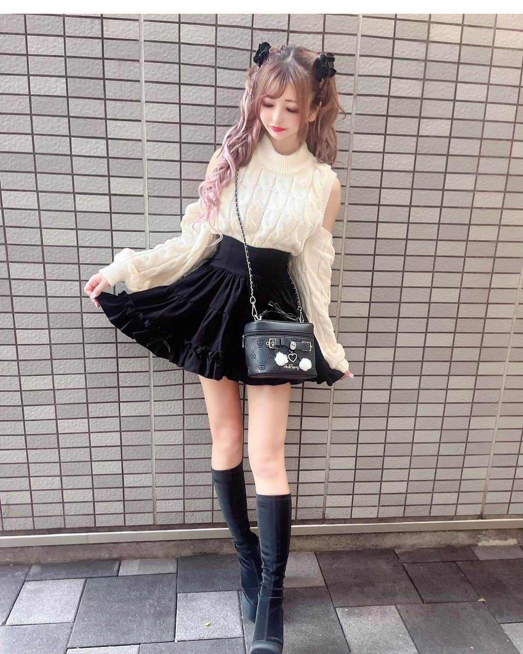 桜咲姫奈さんのインスタグラム写真 - (桜咲姫奈Instagram)「🖤モノトーンコーデ🖤  シェリミーのニット かわいすぎる💓💓 (@cherimi_official )  肩あきすき💕 お袖もゆるゆるっとしてて かわいくて着やすいの(⁎ᴗ͈ˬᴗ͈⁎)♡  ぷりめろのスカートと 合わせたよ〜🫶 このコーデ好評だった 嬉しい💓💓  #シェリミー  #シェリミーコーデ  #モノトーンコーデ  #プリメロコーデ」11月14日 18時24分 - himena_ousaki