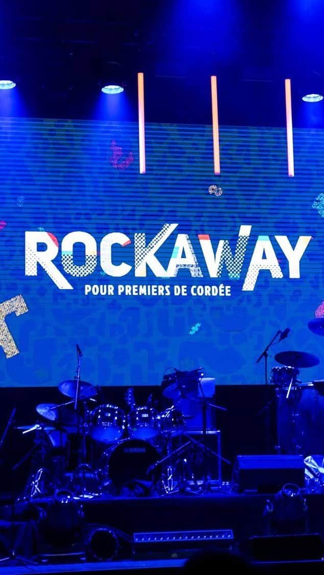 ナタリー・ペシャラのインスタグラム：「Concert @premiersdecordee 🎸  Un IMMENSE MERCI à #Rockaway pour cette édition 2023 ! Des musiciens, artistes et sportifs au grand coeur pour offrir un moment exceptionnel à nos partenaires, adhérents, donateurs, bénévoles, soignants, éducateurs sportifs et enfants bénéficiaires présents 💙  Merciii à notre Président d’Honneur, @christianjeanpierreoff, à @ninon_bardel et @x_jeanpierre pour leur engagement et leur confiance ! Cet événement n’existerait pas sans eux 😘  ➡ 100 000 € récoltés au profit du #SportHopital 🥁🥰🎉  @breitling_france @cisco.france @colgate_france @belambra_clubs @toutapprendre @capfinances @climea Transports BOJKO @unfp_officiel @UNFP, DCS EASYWARE, LU, @eurocom_group @franprix STARWELL, TREO, @groupestarservice, @ifrifrance @european_travel_partner @mondoops Company, @the_backstage_paris @yamahamotorfr, @olivielo.art et @olympiahall 🙏🏻❤️」