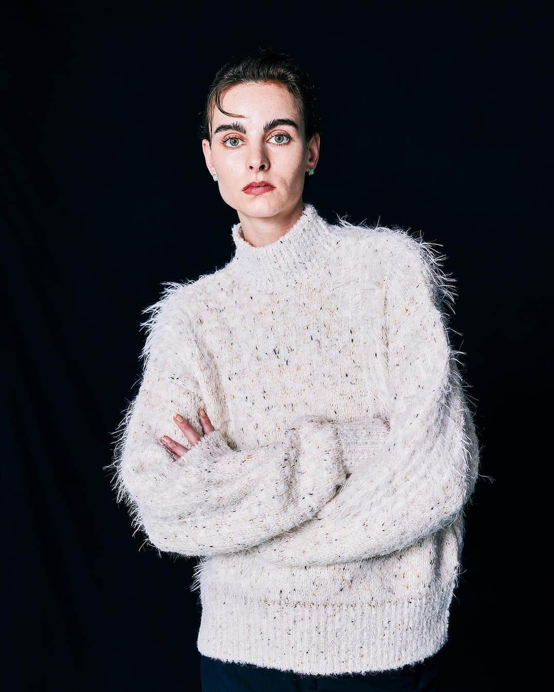のインスタグラム：「HOLIDAY COLLECTION ____  11/15- order start  Feather mix knit tops ¥20,900 (taxin)  特徴のあるミックス調の糸を使用し、表面感や色合いにこだわった目を惹くニットトップス。ふわふわとした毛足の長い糸調が暖かさもあり、肌触りが良く着心地も抜群。形はシンプルですが、編み地でパターンを描くことで一枚で決まるアイテムに。冬のコーディネートにバリエーションを与えてくれます。  11/15- order start  Uneven waist belt PT ¥23,650 (taxin)  マニッシュな生地とカラーで、シンプルだけど一癖あるデザインに仕上げたUneven waist belt PT。端正なスラックスの表情にデザインを含ませたアンバランスなウエストディテールで、他とは違ったスタイルの完成する一本です。トップスをインしたウエスト見せのスタイルが特におすすめです。  11/15- order start  Earring SCENE:8 ¥15,950 (taxin)  天然石を使用した小さめのピアス。使用する天然石によって印象が全く異なるため、自分に合った石を見つけるのも楽しくなるアイテム。デイリー使いでも、オケージョンにも使いやすい大きさにこだわりました。上品な色合いは顔周りを明るく演出し、ニュアンスのあるコーディネートのポイントになります。 ___  11/15(水)発売予定 RIM.ARK店舗 RIM.ARK online sheltter web store ZOZOTOWN  online order start AM10:00- ____  銀座三越店　03-3538-3568 新宿ルミネ2店　03-6911-2585 名古屋高島屋店　052-566-3633 阪急うめだ店　06-6313-0587 福岡VIORO店　092-707-0673 ____  #RIMARK#リムアーク」