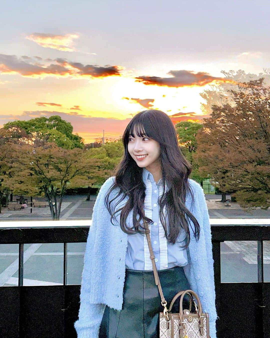  小浜桃奈さんのインスタグラム写真 - ( 小浜桃奈Instagram)「🌇 秋っぽい、秋ですね、っていいたかったのに ぼーっとしてたら冬 🍁🍄🐿🌰🍂🤎」11月14日 18時18分 - momona_kohama