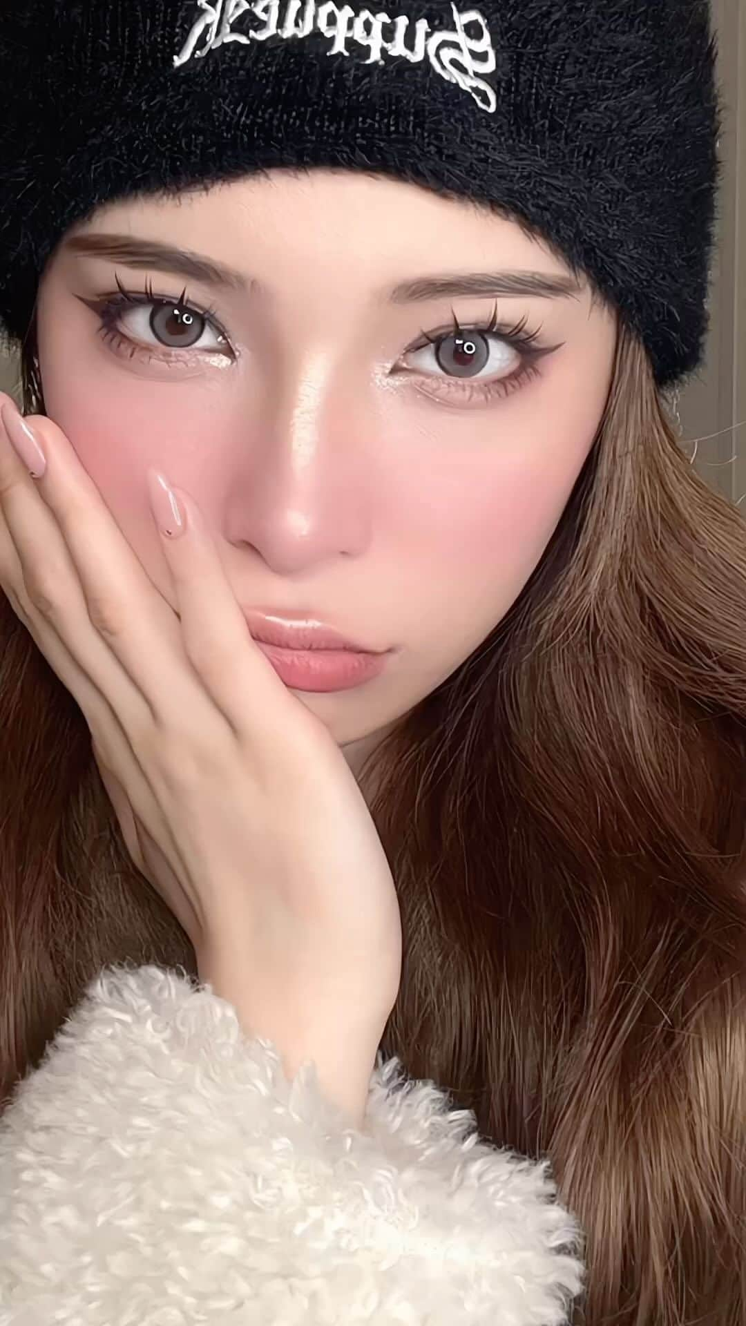 石川愛のインスタグラム：「Winter pink make-up💕💕 ・ 今年も冬はどんなメイクしよっかな〜ぁ」