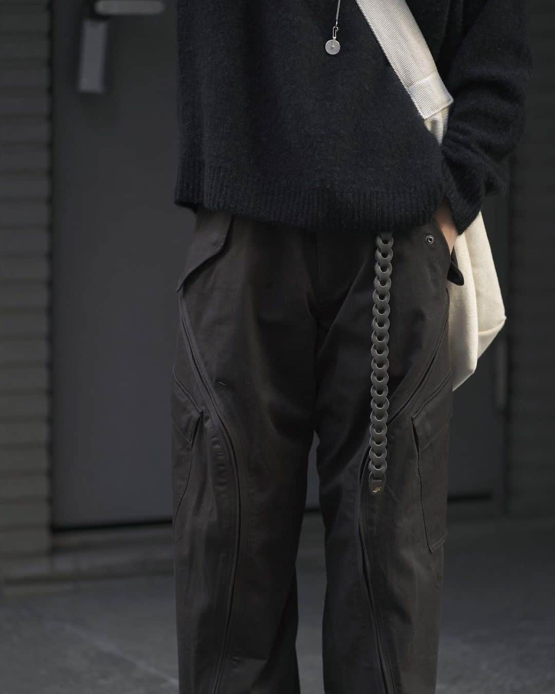 げんじさんのインスタグラム写真 - (げんじInstagram)「WOOL × CASHMERE  @camielfortgens のベストはインスタで一目惚れしたアイテム。  コーデは暖色でまとめてみました🐅  wool vest #camielfortgens  cashmere vest #lidnm CASHMERE HARD MILLED ZIP VEST cashmere knit #lidnm CASHMERE MILLED CREW KNIT pants #nvrfrgt  bag #wym TWILL DUCK 2WAY DECA BAG necklace #jilsander  belt #llife LEATHER CHAIN BELT shoes #officinecreative   #メンズファッション #ファッション  #冬服 #冬コーデ #秋冬 #今日のコーデ #今日の服 #fashion #mensfashion #23aw #23fw #winter #ootd #outfit #styling #downjacket #패션 #스타일 #코디 #옷스타그램 #데일리룩 #오오티디 #데일리룩 #스타일링」11月14日 18時19分 - genji_official_