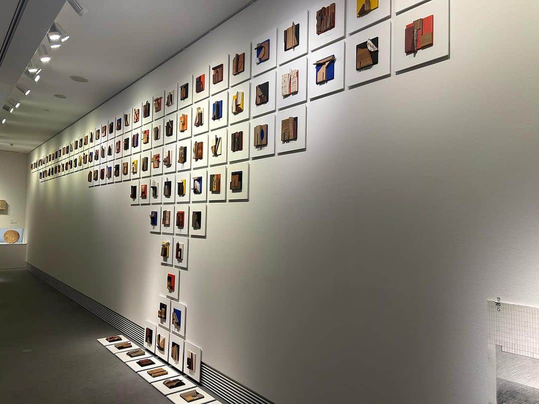 津久井智子のインスタグラム：「#さんしんギャラリー善  @sanshin_gallery_zen  #高須英輔展  少しの時間ですが、覗いてきました。 壁一面の作品 圧巻！ 図面すら美しくて、見応えありました こんな作家さんが熱海にいらしたとは。  あと3日だそうです！」